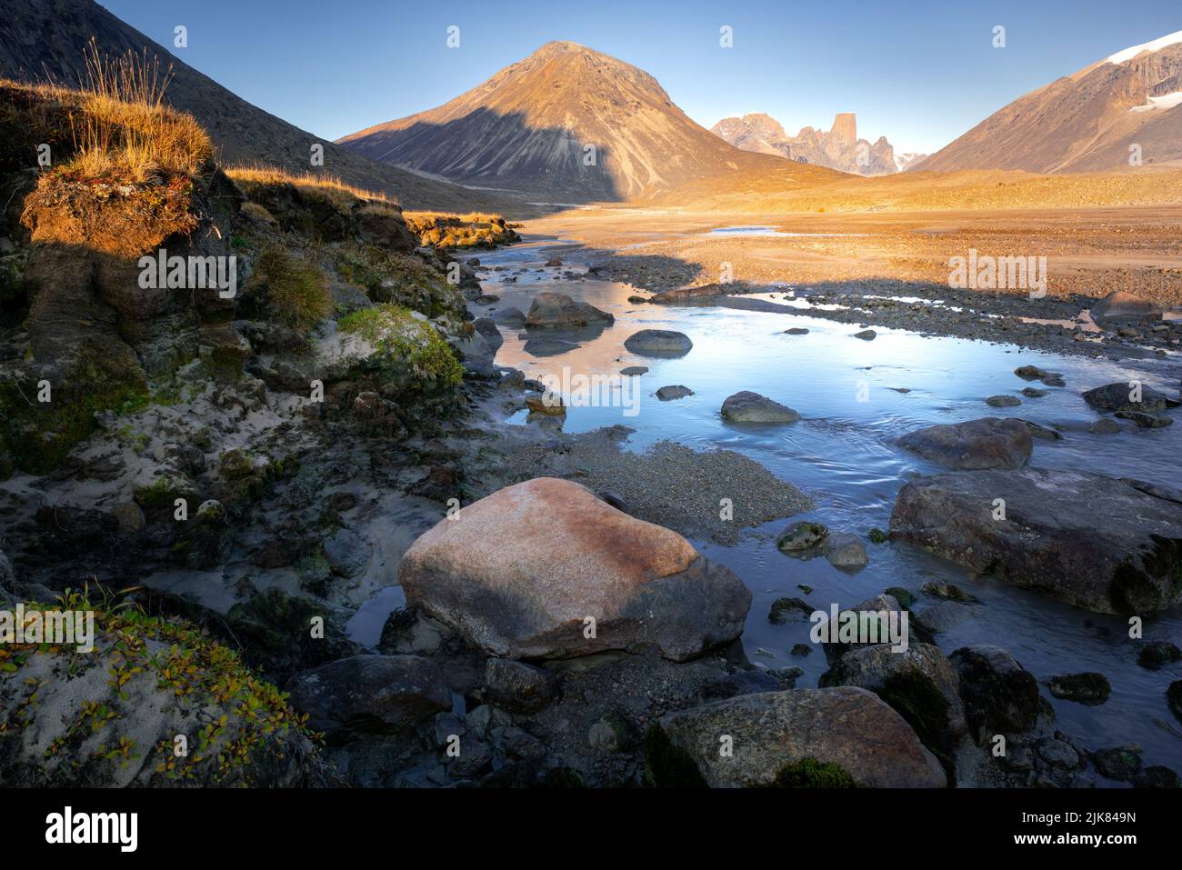 Owl River Bett in der Nähe von Mt. Asgard im abgelegenen arktischen Tal, Akshayuk Pass, Nunavut. Schöne arktische Landschaft am frühen, sonnigen Morgen. Kultig Stockfoto