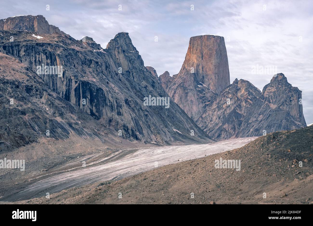 Der berühmte Granitfelsen des Mt.Asgard ragt über dem Turner-Gletscher im abgelegenen arktischen Tal des Akshayuk-Passes, Baffin Island, Kanada, auf. Stockfoto