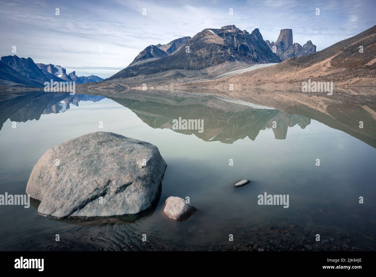 Granitturm des Mt. Asgard und die umliegenden Gipfel spiegeln sich im Wasser des Glacier Lake im abgelegenen arktischen Tal des Akshayuk Pass, Baffin Island, Kanada Stockfoto