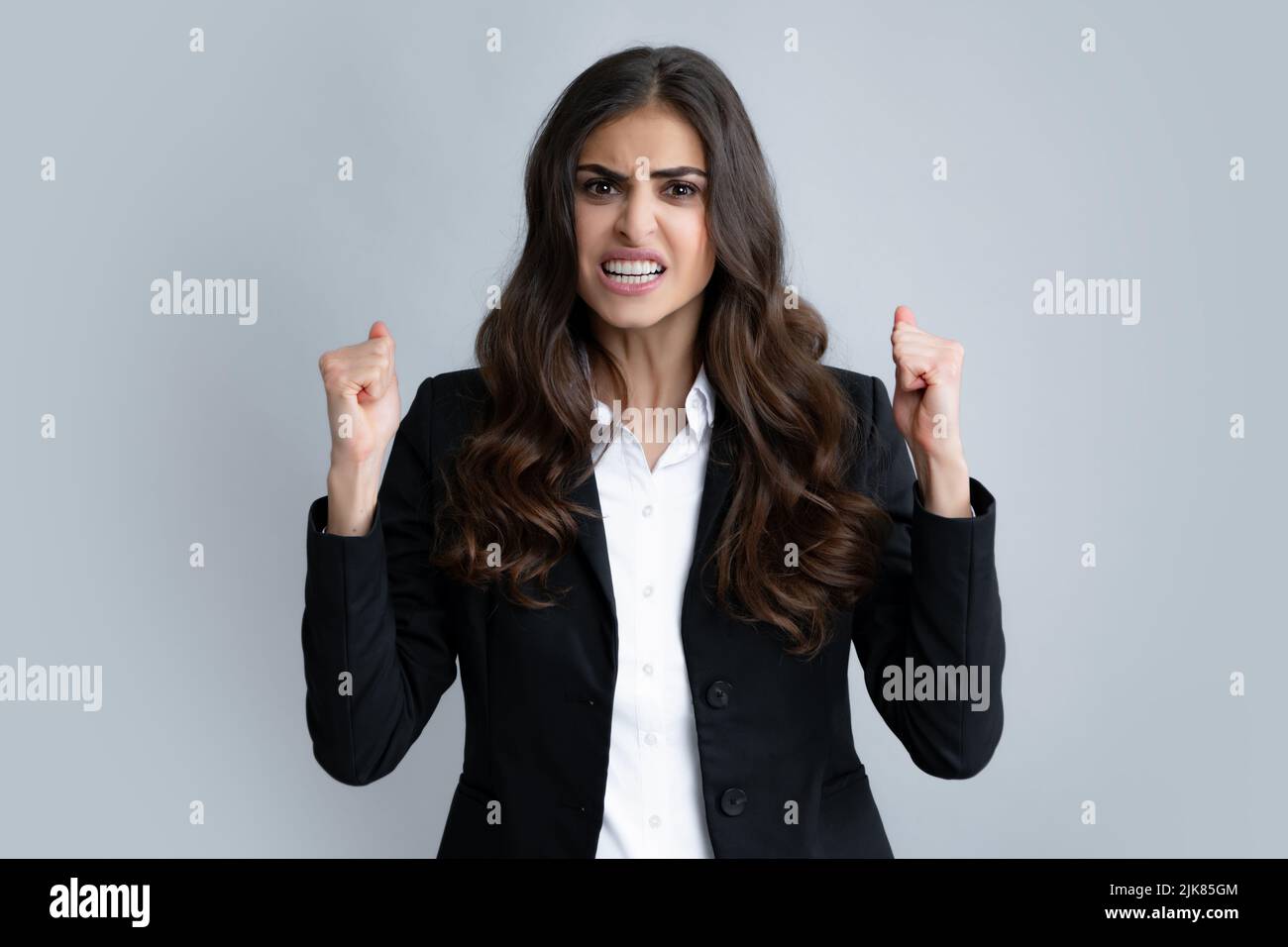 Negative Geschäftsfrau auf grauem Hintergrund isoliert. Unzufrieden verärgerte Geschäftsfrau blockiert Angebot, zeigt Cross-Stop-Geste, negative Antwort. Stockfoto