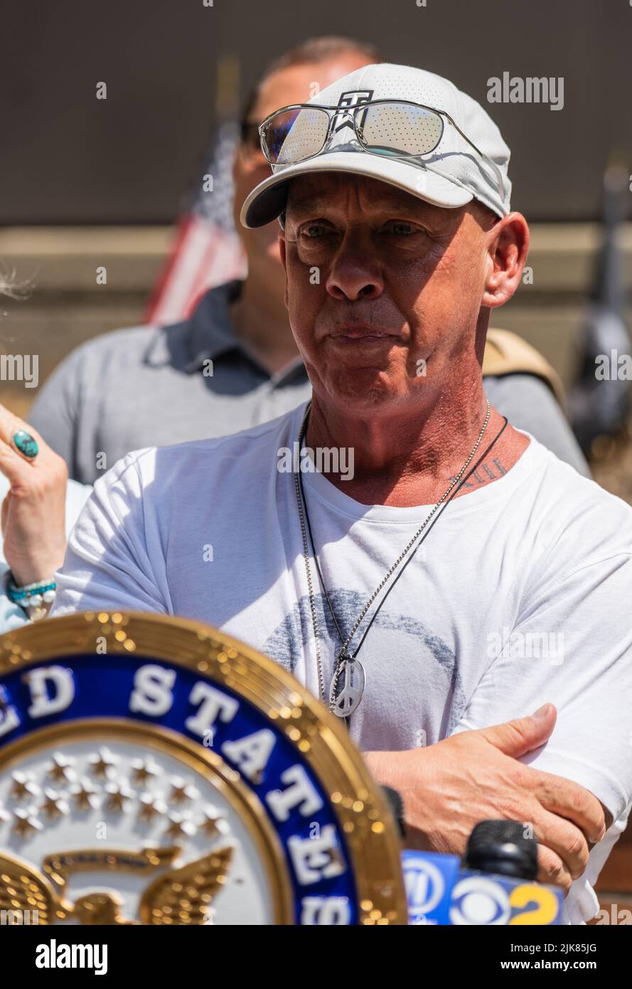 Der Veteranenanwalt John Feal und Senator Chuck Schumer und Senatorin Kirsten Gillibrand hielten am 31. Juli 2022 eine Pressekonferenz im Department of Veterans Affiairs Medical Center in New York City, NY, ab, um bekannt zu geben, dass trotz der Bemühungen der GOP des Senats, die Verabschiedung des PACT-Gesetzes in der vergangenen Woche zu verhindern, Diese Woche wird es eine neue Abstimmung geben. Beide Senatoren stehen mit Veteranen von NY und Long Island zusammen und fordern die Republikaner auf, für das Versprechen, umfassende Toxika (PACT) zu behandeln und die Gesundheitsberechtigung auf Veteranen auszuweiten, mit Ja zu stimmen. (Foto von Steve Sanchez/Sipa USA). Stockfoto