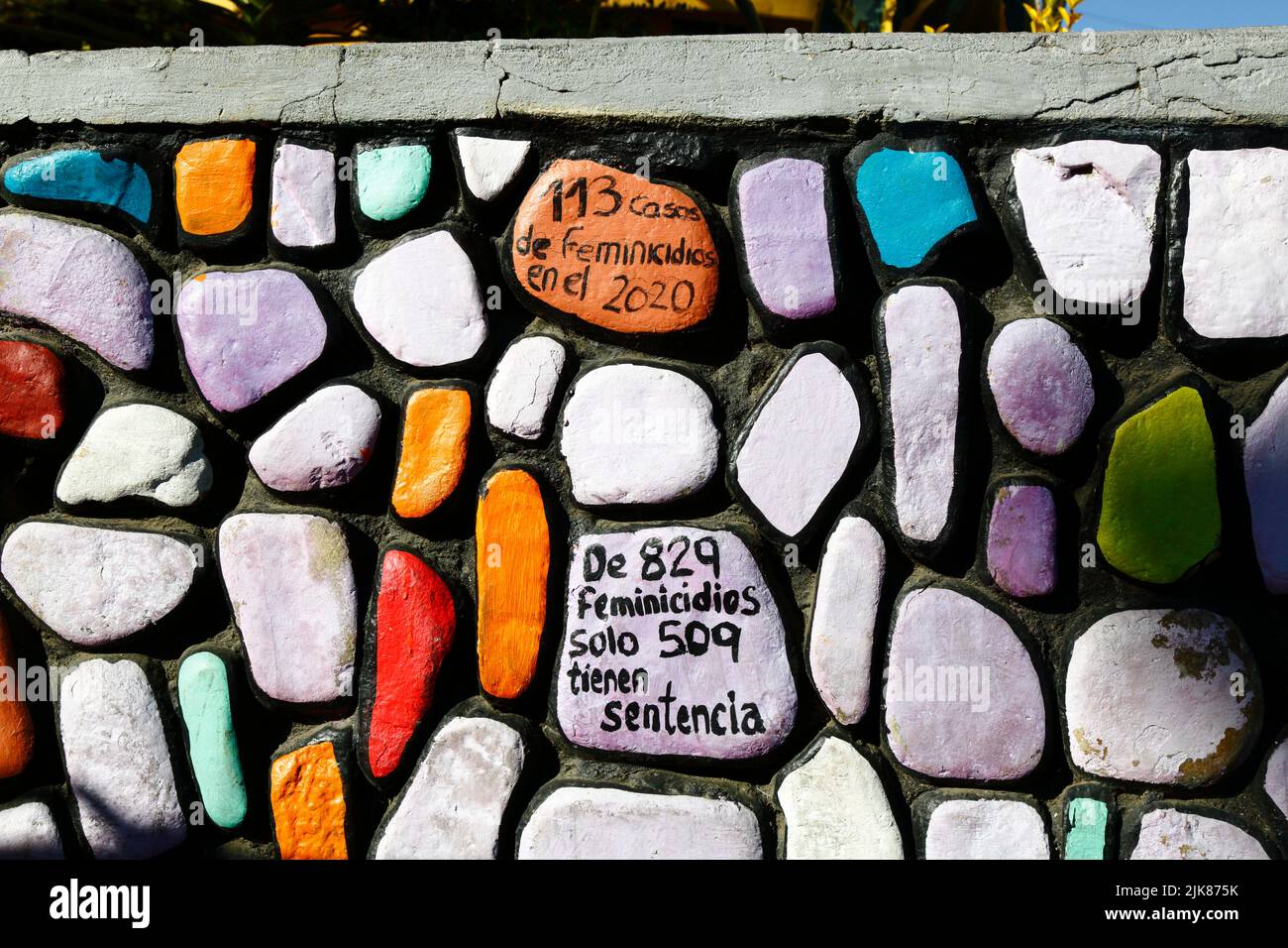 29.. Juni 2022, Calacoto, La Paz, Bolivien. Detail von Graffiti-Wandmalereien feministischer Gruppen an einer Wand im Bezirk Zona Sur von La Paz, die gegen Gewalt gegen Frauen, die Anzahl der Feminizide und die Langsamkeit des Justizsystems im Umgang mit Fällen protestieren. Stockfoto