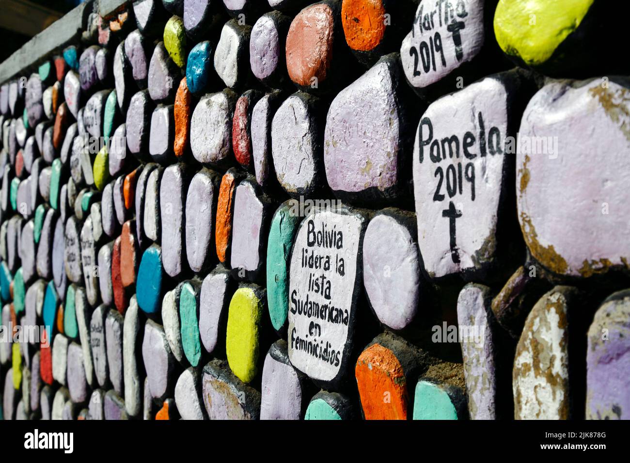 29.. Juni 2022, Calacoto, La Paz, Bolivien. Detail von Graffiti-Wandmalereien feministischer Gruppen an einer Wand im Bezirk Zona Sur von La Paz, die gegen Gewalt gegen Frauen, die Anzahl der Feminizide und die Langsamkeit des Justizsystems im Umgang mit Fällen protestieren. Stockfoto