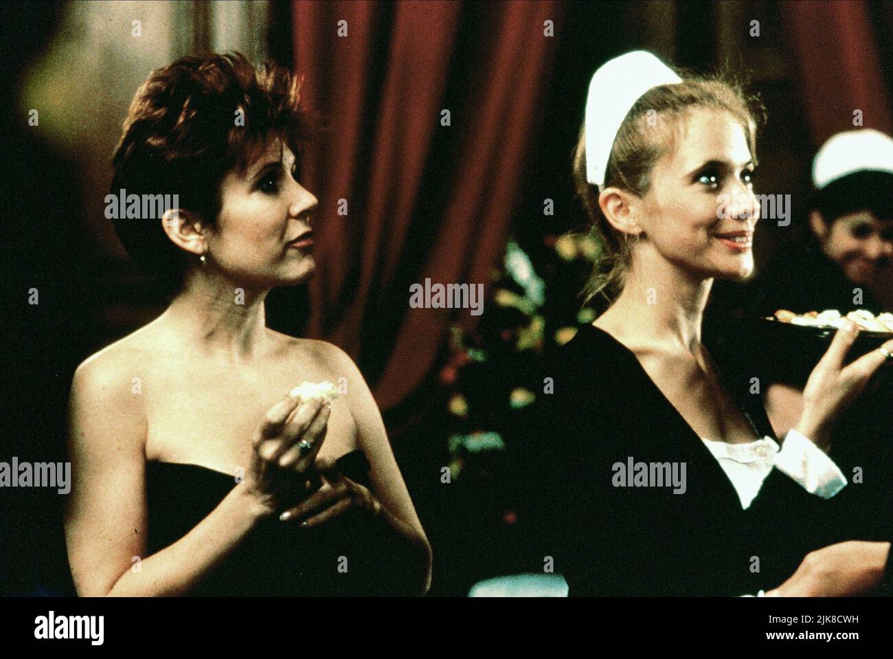 Carrie Fisher & Rosanna Arquette Film: Sweet Revenge (FR/USA 1990) Charaktere: Linda & Kate Williams Regie: Charlotte Brändström 14 May 1990 **WARNUNG** Dieses Foto ist nur für den redaktionellen Gebrauch bestimmt und unterliegt dem Copyright von CANAL+DER FILMGRUPPE und/oder dem Fotografen, der von der Film- oder Produktionsfirma beauftragt wurde und darf nur durch Publikationen im Zusammenhang mit der Bewerbung des oben genannten Films reproduziert werden. Eine obligatorische Gutschrift für CANAL+DIE FILMGRUPPE ist erforderlich. Der Fotograf sollte auch bei Bekanntwerden des Fotos gutgeschrieben werden. Ohne schriftliche Genehmigung der Film Compa kann keine kommerzielle Nutzung gewährt werden Stockfoto