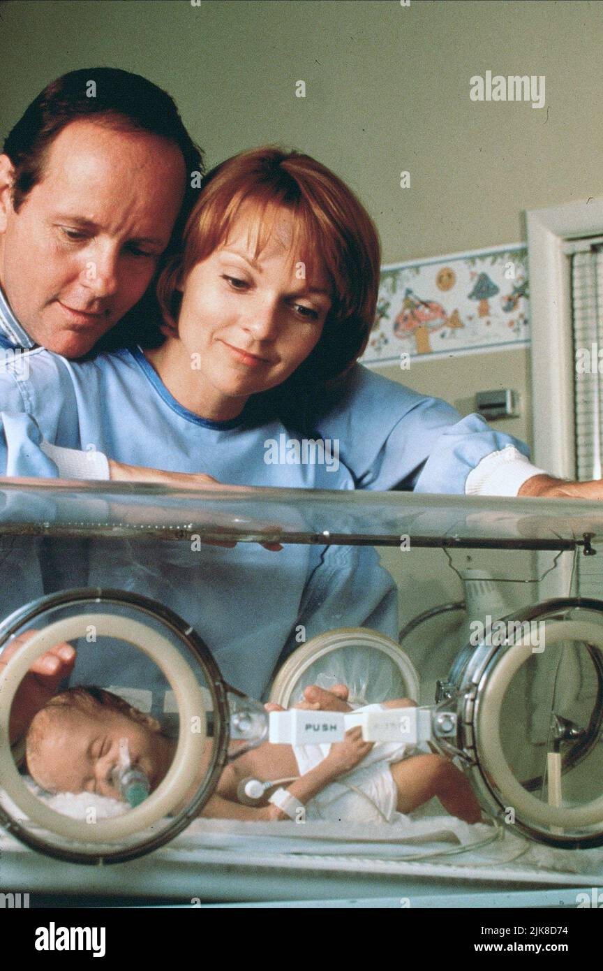 Michael Moriarty & Pamela Reed mit Baby Film Born Too Soon (1993) Charaktere: Fox Butterfield & Elizabeth Mehren MIT Regisseur: Noel Nosseck 25. April 1993 **WARNUNG** dieses Foto ist nur für redaktionelle Zwecke bestimmt und unterliegt dem Urheberrecht von NBC und/oder dem Fotografen, der von der Film or Production Company zugewiesen wurde. Eine obligatorische Gutschrift an NBC ist erforderlich. Der Fotograf sollte ebenfalls angerechnet werden, wenn er bekannt ist. Ohne schriftliche Genehmigung der Film Company kann keine kommerzielle Nutzung gewährt werden. Stockfoto