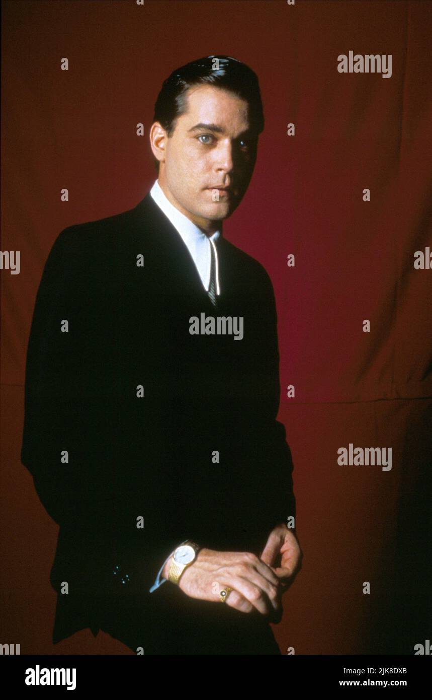 Ray Liotta Film Goodfellas (USA 1990) Charaktere: Henry Hill Regie: Martin Scorsese 12. September 1990 **WARNUNG** dieses Foto ist nur für redaktionelle Zwecke bestimmt und ist urheberrechtlich geschützt von WARNER BROS. / BARRY WETCHER und/oder der Fotograf, der von der Film- oder Produktionsgesellschaft beauftragt wurde und nur durch Veröffentlichungen in Verbindung mit der Werbung für den oben genannten Film reproduziert werden kann. Eine obligatorische Gutschrift an WARNER BROS. / BARRY WETCHER ist erforderlich. Ohne schriftliche Genehmigung der Film Company kann keine kommerzielle Nutzung gewährt werden. Stockfoto