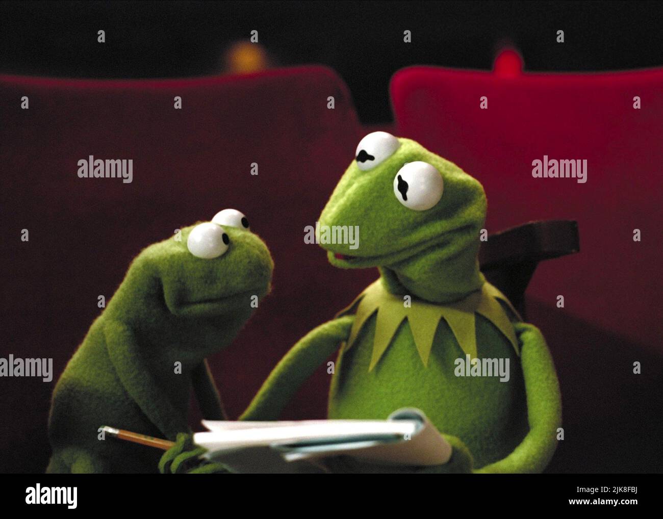 Robin & Kermit The Frog Film The Muppet Christmas Carol (USA 1992) Regie: Brian Henson 11. Dezember 1992 **WARNUNG** dieses Foto ist nur für redaktionelle Zwecke bestimmt und unterliegt dem Urheberrecht von DISNEY und/oder dem Fotografen, der von der Film or Production Company beauftragt wurde. Es kann nur durch Veröffentlichungen in Verbindung mit der Werbung für den oben genannten Film reproduziert werden. Eine obligatorische Gutschrift für DISNEY ist erforderlich. Der Fotograf sollte ebenfalls angerechnet werden, wenn er bekannt ist. Ohne schriftliche Genehmigung der Film Company kann keine kommerzielle Nutzung gewährt werden. Stockfoto