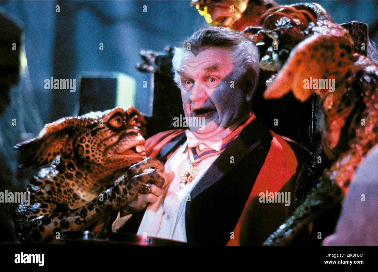 Robert Prosky Film Gremlins 2: The New Batch (USA 1990) Regie: Joe Dante 15. Juni 1990 **WARNUNG** dieses Foto ist nur für redaktionelle Zwecke bestimmt und ist urheberrechtlich geschützt von WARNER BROS. Und/oder dem von der Film- oder Produktionsgesellschaft beauftragten Fotografen und dürfen nur durch Veröffentlichungen in Verbindung mit der Werbung für den oben genannten Film reproduziert werden. Eine obligatorische Gutschrift an WARNER BROS. Ist erforderlich. Der Fotograf sollte ebenfalls angerechnet werden, wenn er bekannt ist. Ohne schriftliche Genehmigung der Film Company kann keine kommerzielle Nutzung gewährt werden. Stockfoto