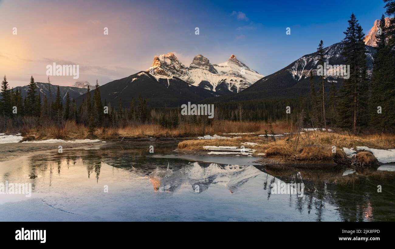 Die Berge der drei Schwestern mit Reflexionen in der Nähe von Canmore, Alberta, Kanada. Stockfoto
