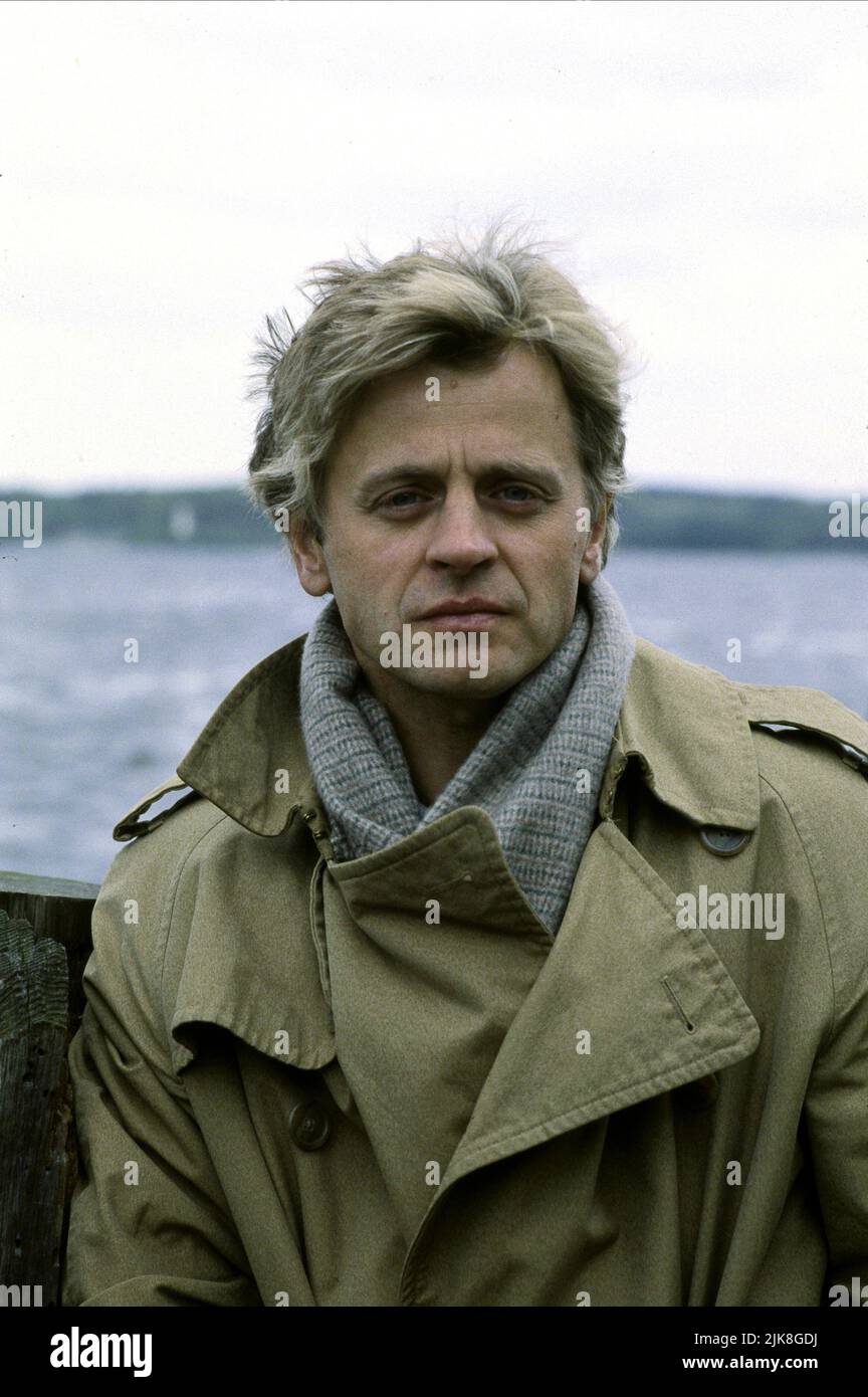 Mikhail Baryshnikov Film: Company Business (USA 1991) Charaktere: Pjotr Ivanovich Grushenko Regisseur: Nichola Meyer 06. September 1991 **WARNUNG** Dieses Foto ist nur für redaktionelle Zwecke bestimmt und unterliegt dem Copyright von MGM und/oder dem von der Film- oder Produktionsfirma beauftragten Fotografen und kann nur durch Publikationen im Zusammenhang mit der Bewerbung des oben genannten Films reproduziert werden. Eine obligatorische Gutschrift an MGM ist erforderlich. Der Fotograf sollte auch bei Bekanntwerden des Fotos gutgeschrieben werden. Ohne schriftliche Genehmigung der Film Company kann keine kommerzielle Nutzung gewährt werden. Stockfoto