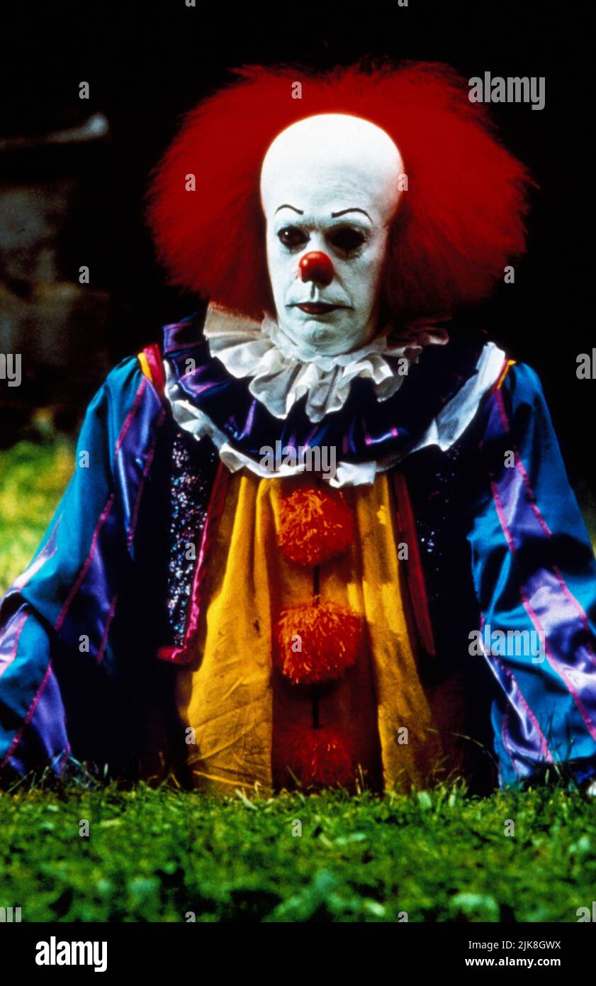 Tim Curry Film: Stephen King'S IT (TV-Film) Charaktere: Pennywise USA/CAN 1990, / Literaturverfilmung (nach dem Buch von Stephen King) Regie: Tommy Lee Wallace 18 November 1990 **WARNUNG** Dieses Foto ist nur für den redaktionellen Gebrauch bestimmt und unterliegt dem Copyright des LORIMAR-FERNSEHENS und/oder des Fotografen, der von der Film- oder Produktionsfirma beauftragt wurde, und kann nur von Publikationen im Zusammenhang mit der Bewerbung des oben genannten Films reproduziert werden. Eine obligatorische Gutschrift an LORIMAR TELEVISION ist erforderlich. Der Fotograf sollte auch bei Bekanntwerden des Fotos gutgeschrieben werden. Ohne Schreibzugriff kann keine kommerzielle Nutzung gewährt werden Stockfoto