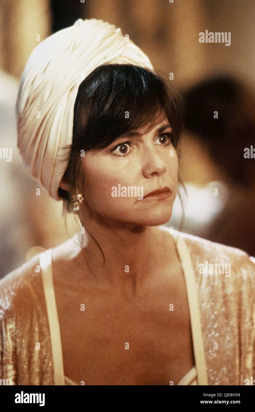 Sally Field Film Soapdish (USA 1991) Charaktere: Celeste Talbert Regie: Michael Hoffman 31. Mai 1991 **WARNUNG** dieses Foto ist nur für redaktionelle Zwecke bestimmt und unterliegt dem Urheberrecht von PARAMOUNT PICTURES und/oder dem Fotografen, der von der Film- oder Produktionsgesellschaft beauftragt wurde. Es kann nur durch Veröffentlichungen in Verbindung mit der Werbung für den obigen Film reproduziert werden. Es ist eine obligatorische Gutschrift erforderlich, um BILDER ZU ÜBERSCHNEIDEN. Der Fotograf sollte ebenfalls angerechnet werden, wenn er bekannt ist. Ohne schriftliche Genehmigung der Film Company kann keine kommerzielle Nutzung gewährt werden. Stockfoto
