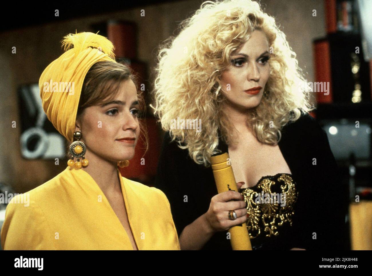 Elisabeth Shue & Cathy Moriarty Film: Seifig (USA 1991) Charaktere: Lori Craven & Montana Mooreboad Regie: Michael Hoffman 31 May 1991 **WARNUNG** Dieses Foto ist nur für redaktionelle Zwecke bestimmt und unterliegt dem Copyright von PARAMOUNT PICTURES und/oder des Fotografen, der von der Film- oder Produktionsfirma beauftragt wurde und darf nur von Publikationen im Zusammenhang mit der Bewerbung des oben genannten Films reproduziert werden. Eine obligatorische Gutschrift für PARAMOUNT-BILDER ist erforderlich. Der Fotograf sollte auch bei Bekanntwerden des Fotos gutgeschrieben werden. Ohne schriftliche Genehmigung der Film Company kann keine kommerzielle Nutzung gewährt werden. Stockfoto