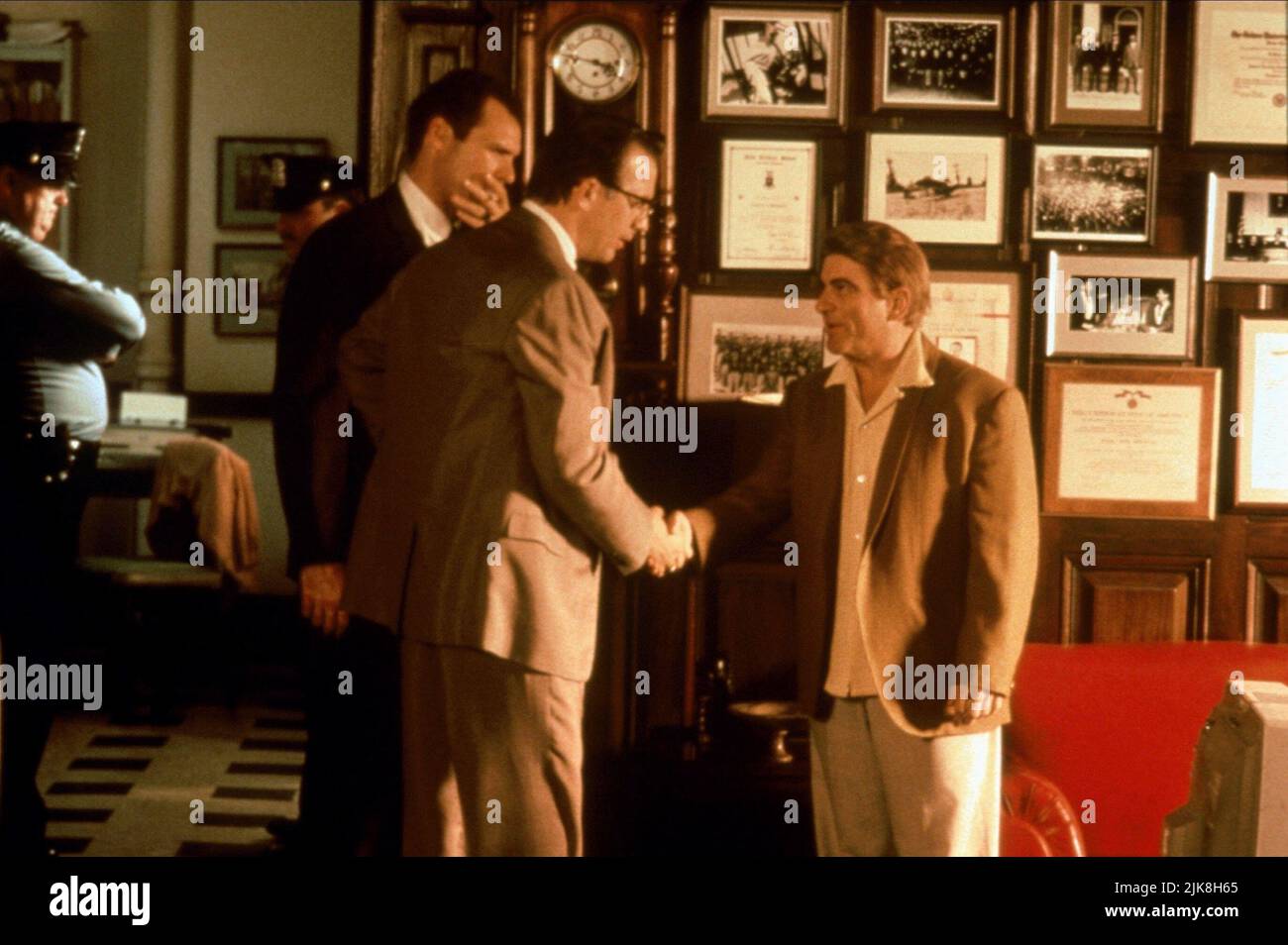 Kevin Costner & Joe Pesci Film: JFK; J.F.K. (USA/FR 1991) Charaktere: Jim Garrison & David Ferrie Regie: Oliver Stone 20. Dezember 1991 **WARNUNG** Dieses Foto ist nur für redaktionelle Zwecke bestimmt und unterliegt dem Copyright von WARNER BROS. Und/oder des Fotografen, der von der Film- oder Produktionsfirma beauftragt wurde und nur durch Publikationen im Zusammenhang mit der Bewerbung des oben genannten Films reproduziert werden kann. Eine obligatorische Gutschrift an WARNER BROS. Ist erforderlich. Der Fotograf sollte auch bei Bekanntwerden des Fotos gutgeschrieben werden. Ohne schriftliche Genehmigung der Film Company kann keine kommerzielle Nutzung gewährt werden. Stockfoto