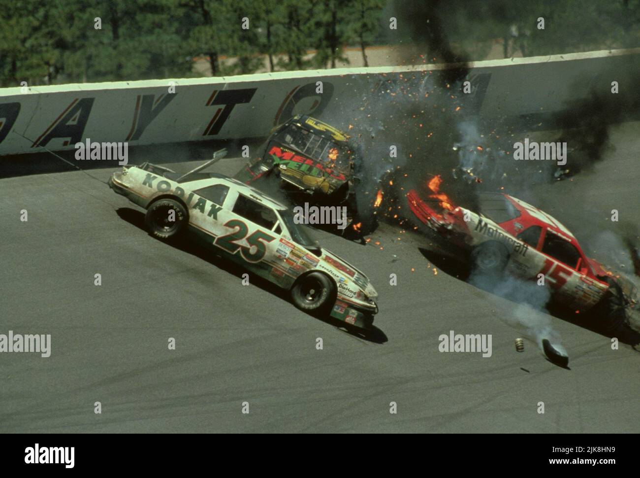 Crash Scene Film: Days of Thunder (USA 1990) Regie: Tony Scott 27 June 1990 **WARNUNG** Dieses Foto ist nur für redaktionelle Zwecke bestimmt und unterliegt dem Copyright von PARAMOUNT und/oder des Fotografen, der von der Film- oder Produktionsfirma beauftragt wurde und darf nur von Publikationen im Zusammenhang mit der Bewerbung des oben genannten Films reproduziert werden. Eine obligatorische Gutschrift an PARAMOUNT ist erforderlich. Der Fotograf sollte auch bei Bekanntwerden des Fotos gutgeschrieben werden. Ohne schriftliche Genehmigung der Film Company kann keine kommerzielle Nutzung gewährt werden. Stockfoto