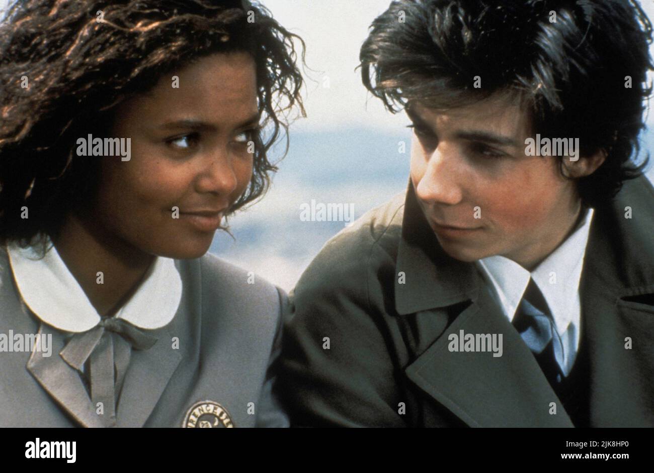 Thandie Newton & Noah Taylor Film: Flirten (AUS 1992) Charaktere: Thandiwe Adjewa & Danny Embling Regie: John Duigan, 21. März 1991 **WARNUNG** Dieses Foto ist nur für den redaktionellen Gebrauch bestimmt und unterliegt dem Copyright von WARNER BROS. Und/oder des Fotografen, der von der Film- oder Produktionsfirma beauftragt wurde und nur durch Publikationen im Zusammenhang mit der Bewerbung des oben genannten Films reproduziert werden kann. Eine obligatorische Gutschrift an WARNER BROS. Ist erforderlich. Der Fotograf sollte auch bei Bekanntwerden des Fotos gutgeschrieben werden. Ohne schriftliche Genehmigung der Film Company kann keine kommerzielle Nutzung gewährt werden. Stockfoto