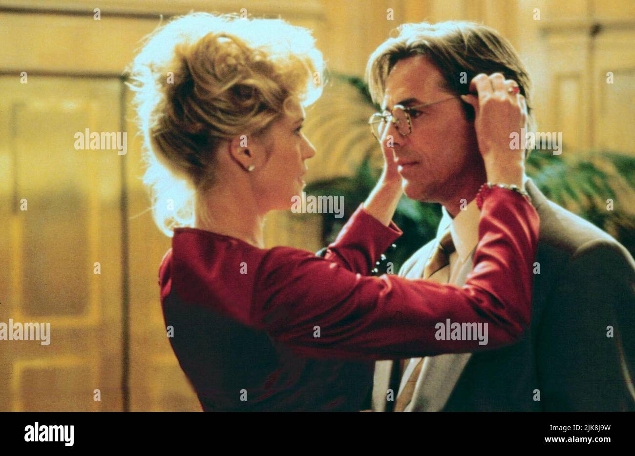 Melanie Griffith & Don Johnson Film, gestern geboren (USA 1993) Charaktere: Billie Dawn & Paul Verrall Regie: Luis Mandoki 26. März 1993 **WARNUNG** dieses Foto ist nur für redaktionelle Zwecke bestimmt und unterliegt dem Copyright von HOLLYWOOD PICTURES und/oder dem Fotografen, der von der Film or Production Company zugewiesen wurde. Es kann nur durch Veröffentlichungen in Verbindung mit der Werbung für den oben genannten Film reproduziert werden. Eine obligatorische Gutschrift für HOLLYWOOD PICTURES ist erforderlich. Der Fotograf sollte ebenfalls angerechnet werden, wenn er bekannt ist. Ohne schriftliche Genehmigung der Film Company kann keine kommerzielle Nutzung gewährt werden. Stockfoto