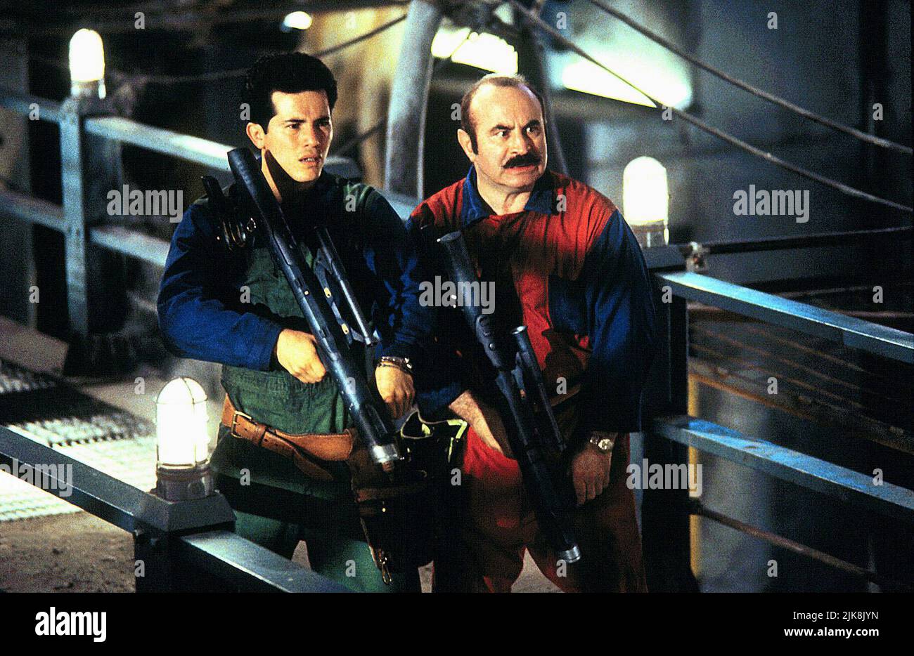 John Leguizamo & Bob Hoskins Film: Super Mario Bros. (1993) Charaktere: Luigi Mario & Mario Mario Regie: Annabel Jankel 28 May 1993 **WARNUNG** Dieses Foto ist nur für den redaktionellen Gebrauch bestimmt und unterliegt dem Copyright von ALLIIERTEN FILMEMACHERN und/oder dem von der Film- oder Produktionsfirma beauftragten Fotografen.Es kann nur von Publikationen im Zusammenhang mit der Bewerbung des oben genannten Films reproduziert werden. Eine obligatorische Gutschrift für ALLIIERTE FILMEMACHER ist erforderlich. Der Fotograf sollte auch bei Bekanntwerden des Fotos gutgeschrieben werden. Ohne schriftliche Genehmigung der Film Company kann keine kommerzielle Nutzung gewährt werden. Stockfoto