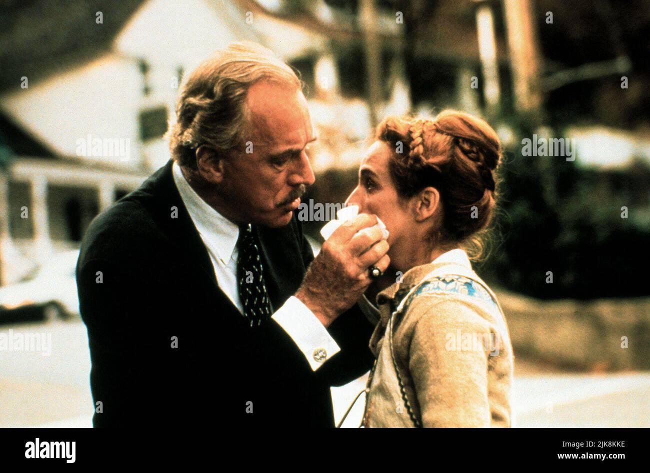 Max von Sydow & Amanda Plummer Film: Needful Things (USA 1993) Charaktere: Leland Gaunt & Nettie Cobb / Literaturfilmung (nach dem Buch von Stephen King) Regie: Fraser Clarke Heston 27 August 1993 **WARNUNG** Dieses Foto ist nur für den redaktionellen Gebrauch bestimmt und unterliegt dem Copyright von CASTLE ROCK ENTERTAINMENT und/oder des Fotografen, der von der Film- oder Produktionsfirma beauftragt wurde und darf nur durch Publikationen im Zusammenhang mit der Bewerbung des oben genannten Films reproduziert werden. Eine obligatorische Gutschrift für CASTLE ROCK UNTERHALTUNG ist erforderlich. Der Fotograf sollte auch bei Bekanntwerden des Fotos gutgeschrieben werden. Kein Kommerc Stockfoto