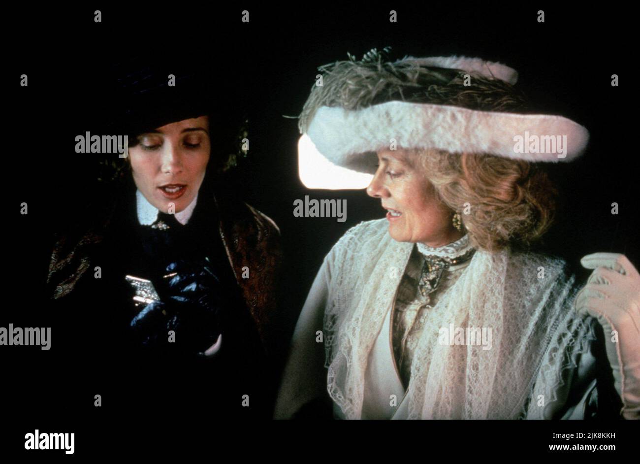 Emma Thompson & Vanessa Redgrave Film: Howards End (UK/USA/JP 1992) Charaktere: Margaret J. 'Meg' Schlegel,Ruth Wilcox / Literaturverfilmung (nach dem Buch von E.M. Forster) Regie: James Ivory 27 February 1992 **WARNUNG** Dieses Foto ist nur für den redaktionellen Gebrauch bestimmt und unterliegt dem Copyright von FILM FOUR INTERNATIONAL und/oder dem Fotografen, der von der Film- oder Produktionsfirma beauftragt wurde und kann nur durch Publikationen im Zusammenhang mit der Bewerbung des oben genannten Films reproduziert werden. Für DIE FILME VON FOUR INTERNATIONAL ist eine obligatorische Gutschrift erforderlich. Der Fotograf sollte auch bei Bekanntwerden des Fotos gutgeschrieben werden. Nein c Stockfoto