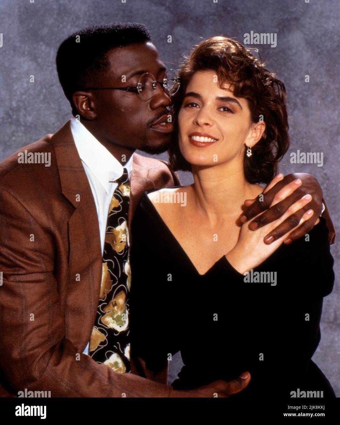 Wesley Snipes & Annabella Sciorra Film: Jungle Fever (USA 1991) Charaktere: Flipper Purify & Angie Tucci Regie: Spike Lee 16 May 1991 **WARNUNG** Dieses Foto ist nur für den redaktionellen Gebrauch bestimmt und unterliegt dem Copyright von UNIVERSAL / DAVID LEE und/oder des Fotografen, der von der Film- oder Produktionsfirma beauftragt wurde.Es kann nur von Publikationen im Zusammenhang mit der Bewerbung des oben genannten Films reproduziert werden. Eine obligatorische Gutschrift an UNIVERSAL / DAVID LEE ist erforderlich. Ohne schriftliche Genehmigung der Film Company kann keine kommerzielle Nutzung gewährt werden. Stockfoto