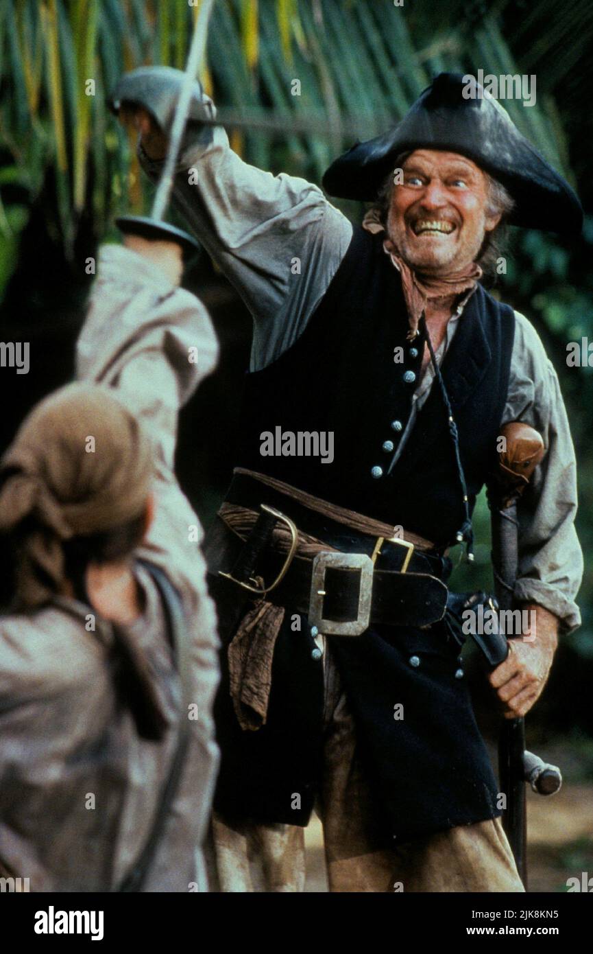 Charlton Heston Film: Treasure Island (TV-Film) Charaktere: Long John Silver USA/UK 1990, / Dt. Videotitel: 'Der Schatz Des Teufels' Regie: Fraser Clark Heston 22 January 1990 **WARNUNG** Dieses Foto ist nur für den redaktionellen Gebrauch bestimmt und unterliegt dem Copyright von TURNER PICTURES und/oder des Fotografen, der von der Film- oder Produktionsfirma beauftragt wurde und darf nur von Publikationen im Zusammenhang mit der Bewerbung des oben genannten Films reproduziert werden. Eine obligatorische Gutschrift für TURNER-BILDER ist erforderlich. Der Fotograf sollte auch bei Bekanntwerden des Fotos gutgeschrieben werden. Ohne schriftliche Genehmigung kann keine kommerzielle Nutzung gewährt werden Stockfoto
