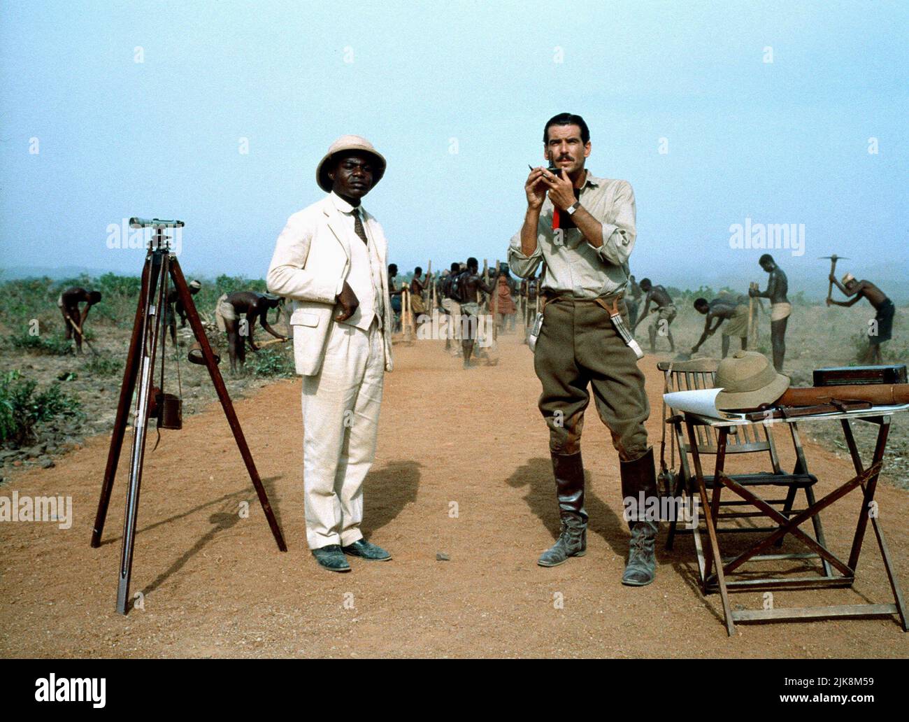 Maynard Eziashi, Pierce Brosnan Film Mister Johnson (1990) Charaktere: Mister Johnson, Harry Rudbeck Regie: Bruce Beresford 08. September 1990 **WARNUNG** dieses Foto ist nur für redaktionelle Zwecke bestimmt und unterliegt dem Copyright von AVENUE PICTURES und/oder dem von der Film or Production Company beauftragten Fotografen und kann nur durch Veröffentlichungen in Verbindung mit der Promotion des obigen Films reproduziert werden. Es ist eine obligatorische Gutschrift für AVENUE PICTURES erforderlich. Der Fotograf sollte ebenfalls angerechnet werden, wenn er bekannt ist. Ohne schriftliche Genehmigung der Film Company kann keine kommerzielle Nutzung gewährt werden. Stockfoto