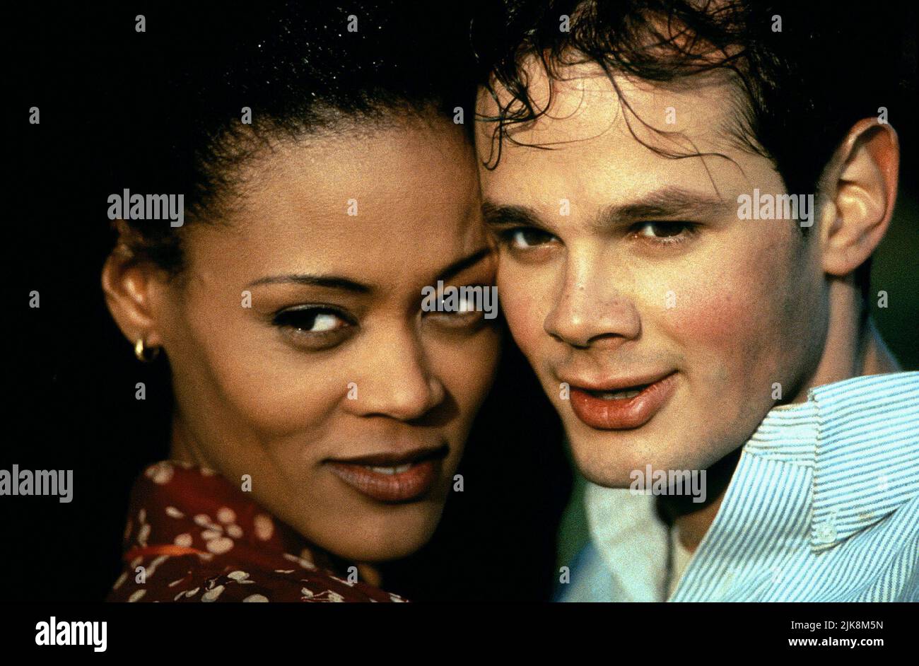 Robin Givens & Marco Hofschneider Film Foreign Student (1992) Charaktere: April & Philippe Leclerc Regie: Eva Sereny 20. April 1994 **WARNUNG** dieses Foto ist nur für redaktionelle Zwecke bestimmt und unterliegt dem Urheberrecht von LIBRA und/oder dem Fotografen, der von der Film- oder Produktionsgesellschaft beauftragt wurde. Es kann nur durch Veröffentlichungen in Verbindung mit der Werbung für den obigen Film reproduziert werden. Eine obligatorische Gutschrift an LIBRA ist erforderlich. Der Fotograf sollte ebenfalls angerechnet werden, wenn er bekannt ist. Ohne schriftliche Genehmigung der Film Company kann keine kommerzielle Nutzung gewährt werden. Stockfoto