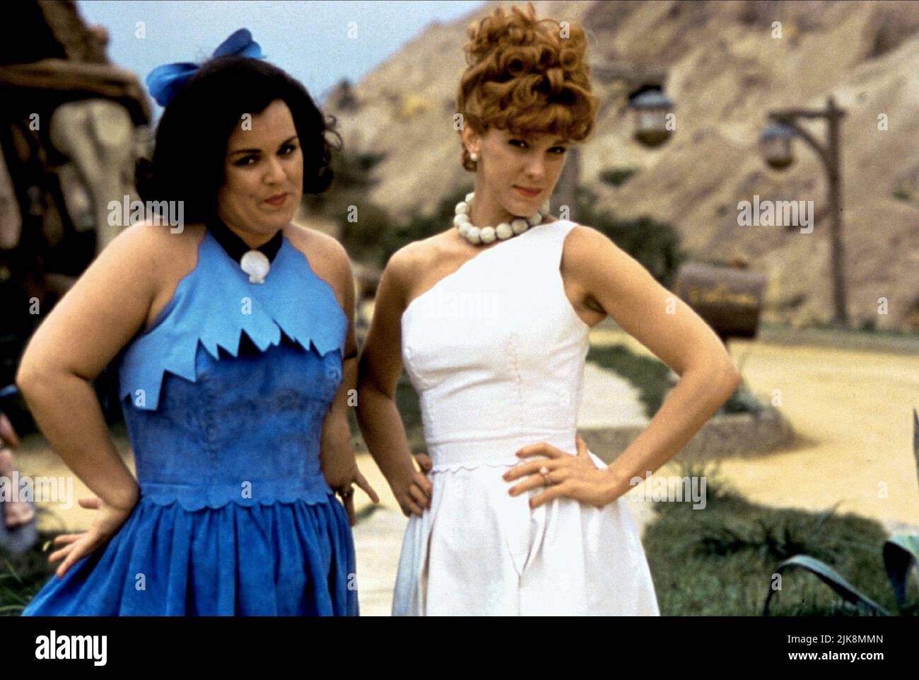 Rosie O'Donnell & Elizabeth Perkins Film: The Flintstones (USA 1994) Charaktere: Betty Rubble & Wilma Flintstone Regie: Brian Levant 23 May 1994 **WARNUNG** Dieses Foto ist nur für redaktionelle Zwecke bestimmt und unterliegt dem Copyright von HANNA-BARBERAUNIVERSAL und/oder dem von der Film- oder Produktionsfirma beauftragten Fotografen und kann nur durch Publikationen im Zusammenhang mit der Bewerbung des oben genannten Films reproduziert werden. Eine obligatorische Gutschrift an HANNA-BARBERAUNIVERSAL ist erforderlich. Der Fotograf sollte auch bei Bekanntwerden des Fotos gutgeschrieben werden. Ohne schriftliche Genehmigung des Films kann keine kommerzielle Nutzung gewährt werden Stockfoto