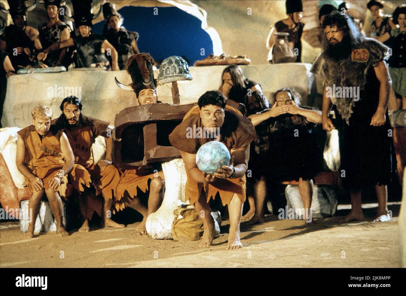 Rick Moranis & John Goodman Film: The Flintstones (USA 1994) Charaktere: Barney Rubble & Fred Flintstone Regie: Brian Levant 23 May 1994 **WARNUNG** Dieses Foto ist nur für redaktionelle Zwecke bestimmt und unterliegt dem Copyright von HANNA-BARBERAUNIVERSAL und/oder dem von der Film- oder Produktionsfirma beauftragten Fotografen und kann nur durch Publikationen im Zusammenhang mit der Bewerbung des oben genannten Films reproduziert werden. Eine obligatorische Gutschrift an HANNA-BARBERAUNIVERSAL ist erforderlich. Der Fotograf sollte auch bei Bekanntwerden des Fotos gutgeschrieben werden. Ohne schriftliche Genehmigung der Film Company kann keine kommerzielle Nutzung gewährt werden Stockfoto