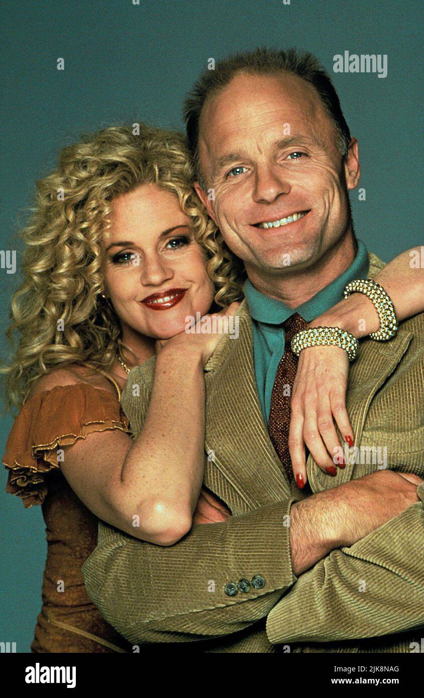 Melie Griffith & Ed Harris Film: Milk Money (1994) Charaktere: V & Tom Wheeler Regie: Richard Benjamin 31. August 1994 **WARNUNG** Dieses Foto ist nur für redaktionelle Zwecke bestimmt und unterliegt dem Copyright von PARAMOUNT und/oder des Fotografen, der von der Film- oder Produktionsfirma beauftragt wurde.Es kann nur von Publikationen im Zusammenhang mit der Bewerbung des oben genannten Films reproduziert werden. Eine obligatorische Gutschrift an PARAMOUNT ist erforderlich. Der Fotograf sollte auch bei Bekanntwerden des Fotos gutgeschrieben werden. Ohne schriftliche Genehmigung der Film Company kann keine kommerzielle Nutzung gewährt werden. Stockfoto