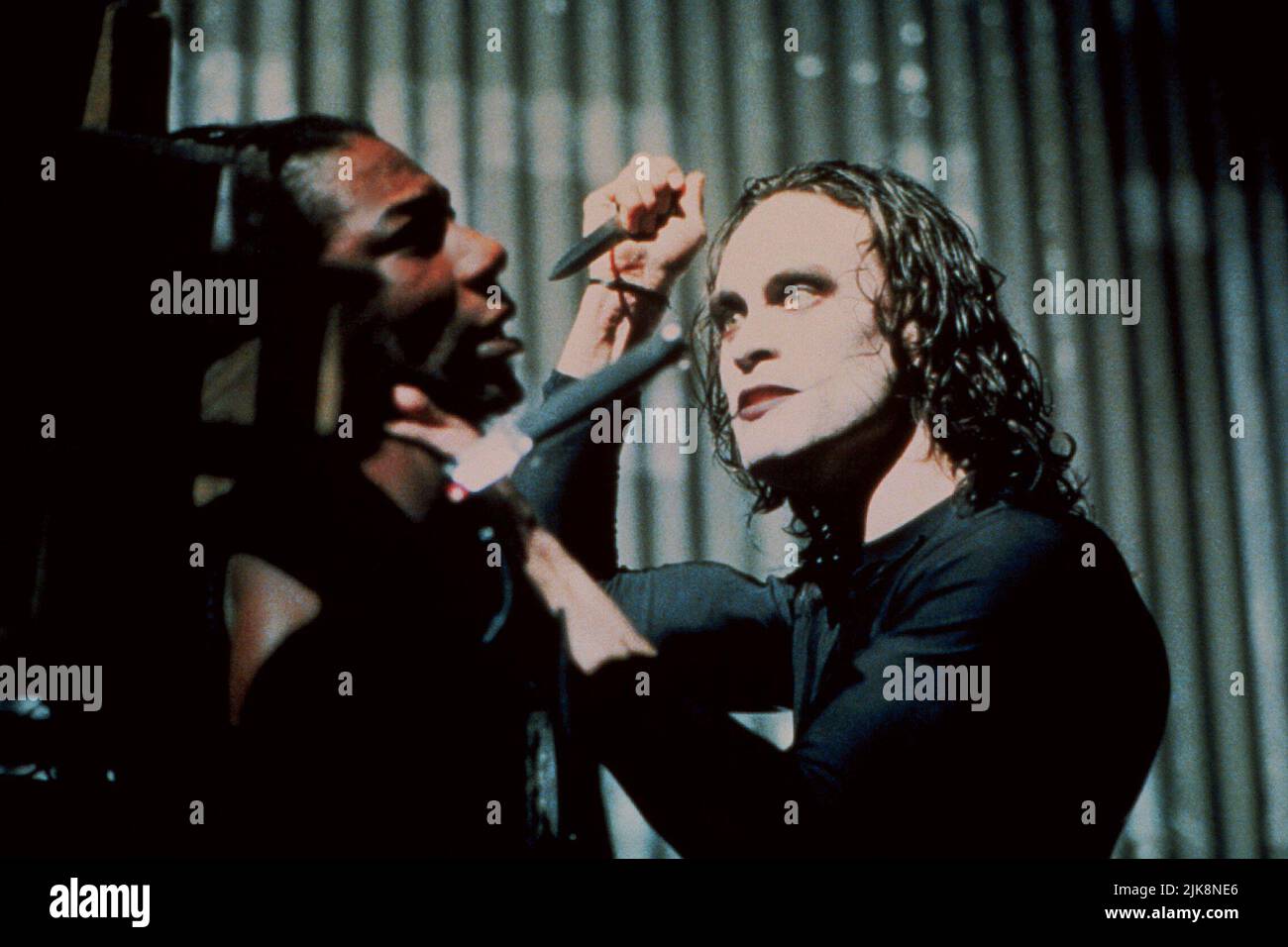Laurence Mason & Brandon Lee Film The Crow (USA 1994) Charaktere: Tin Tin & Eric Draven Regie: Alex Proyas 11. Mai 1994 **WARNUNG** dieses Foto ist nur für redaktionelle Zwecke bestimmt und unterliegt dem Copyright von BUENA VISTA INTERNATIONAL und/oder dem Fotografen, der von der Film or Production Company zugewiesen wurde. Es kann nur durch Veröffentlichungen in Verbindung mit der Werbung für den oben genannten Film reproduziert werden. Es ist eine obligatorische Gutschrift für BUENA VISTA INTERNATIONAL erforderlich. Der Fotograf sollte ebenfalls angerechnet werden, wenn er bekannt ist. Ohne schriftliche Genehmigung der Film Company kann keine kommerzielle Nutzung gewährt werden. Stockfoto