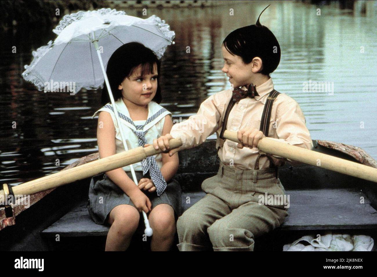 Bug Hall & Brittany Ashton Holmes Film: The Little Rascals (1994) Charaktere: Carl Regie: Penelope Spheeris 05 August 1994 **WARNUNG** Dieses Foto ist nur für den redaktionellen Gebrauch bestimmt und unterliegt dem Copyright von UNIVERSAL und/oder dem Fotografen, der von der Film- oder Produktionsfirma beauftragt wurde und darf nur durch Publikationen im Zusammenhang mit der Bewerbung des oben genannten Films reproduziert werden. Eine obligatorische Gutschrift an UNIVERSAL ist erforderlich. Der Fotograf sollte auch bei Bekanntwerden des Fotos gutgeschrieben werden. Ohne schriftliche Genehmigung der Film Company kann keine kommerzielle Nutzung gewährt werden. Stockfoto