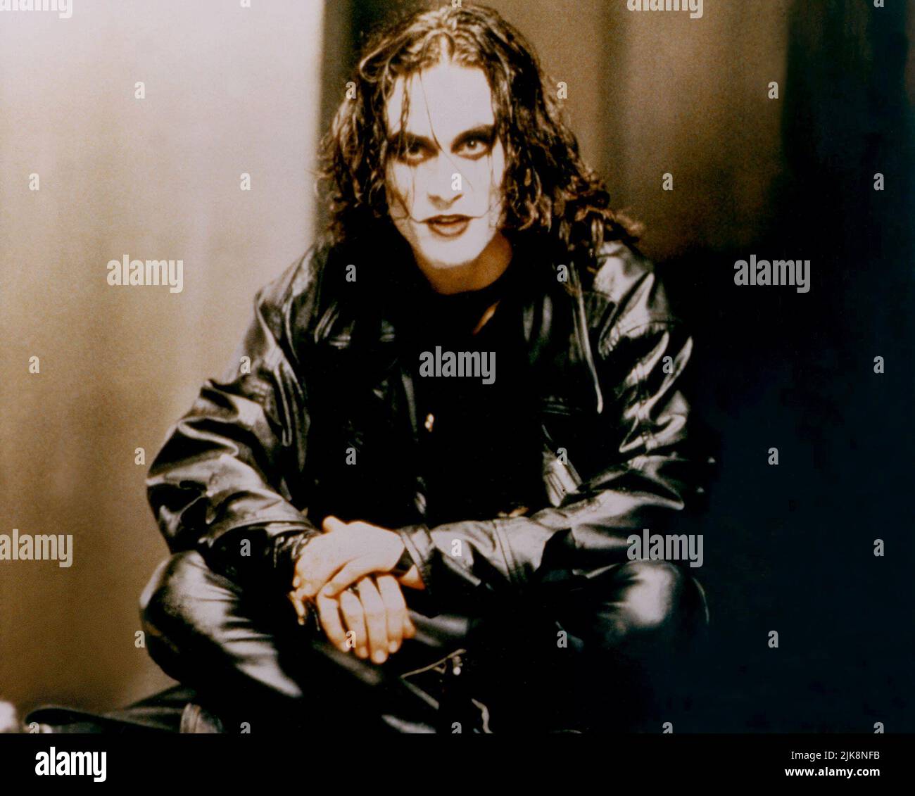 Brandon Lee Film The Crow (USA 1994) Charaktere: Eric Draven Regie: Alex Proyas 11. Mai 1994 **WARNUNG** dieses Foto ist nur für redaktionelle Zwecke bestimmt und unterliegt dem Copyright von BUENA VISTA INTERNATIONAL und/oder dem Fotografen, der von der Film- oder Produktionsgesellschaft beauftragt wurde. Es kann nur durch Veröffentlichungen in Verbindung mit der Werbung für den oben genannten Film reproduziert werden. Es ist eine obligatorische Gutschrift für BUENA VISTA INTERNATIONAL erforderlich. Der Fotograf sollte ebenfalls angerechnet werden, wenn er bekannt ist. Ohne schriftliche Genehmigung der Film Company kann keine kommerzielle Nutzung gewährt werden. Stockfoto
