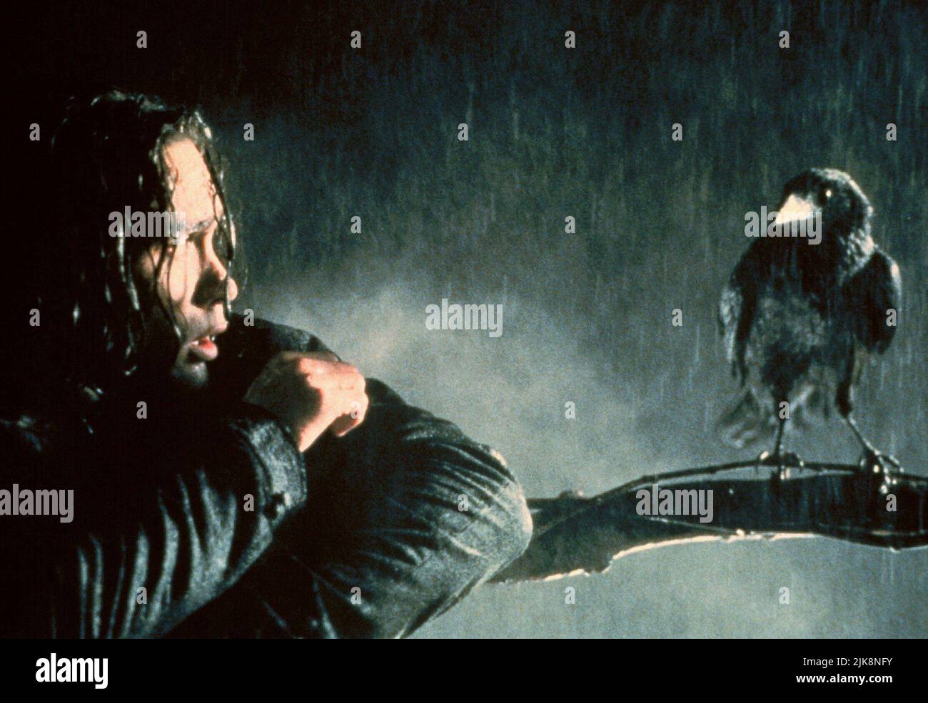Brandon Lee Film The Crow (USA 1994) Charaktere: Eric Draven Regie: Alex Proyas 11. Mai 1994 **WARNUNG** dieses Foto ist nur für redaktionelle Zwecke bestimmt und unterliegt dem Copyright von BUENA VISTA INTERNATIONAL und/oder dem Fotografen, der von der Film- oder Produktionsgesellschaft beauftragt wurde. Es kann nur durch Veröffentlichungen in Verbindung mit der Werbung für den oben genannten Film reproduziert werden. Es ist eine obligatorische Gutschrift für BUENA VISTA INTERNATIONAL erforderlich. Der Fotograf sollte ebenfalls angerechnet werden, wenn er bekannt ist. Ohne schriftliche Genehmigung der Film Company kann keine kommerzielle Nutzung gewährt werden. Stockfoto