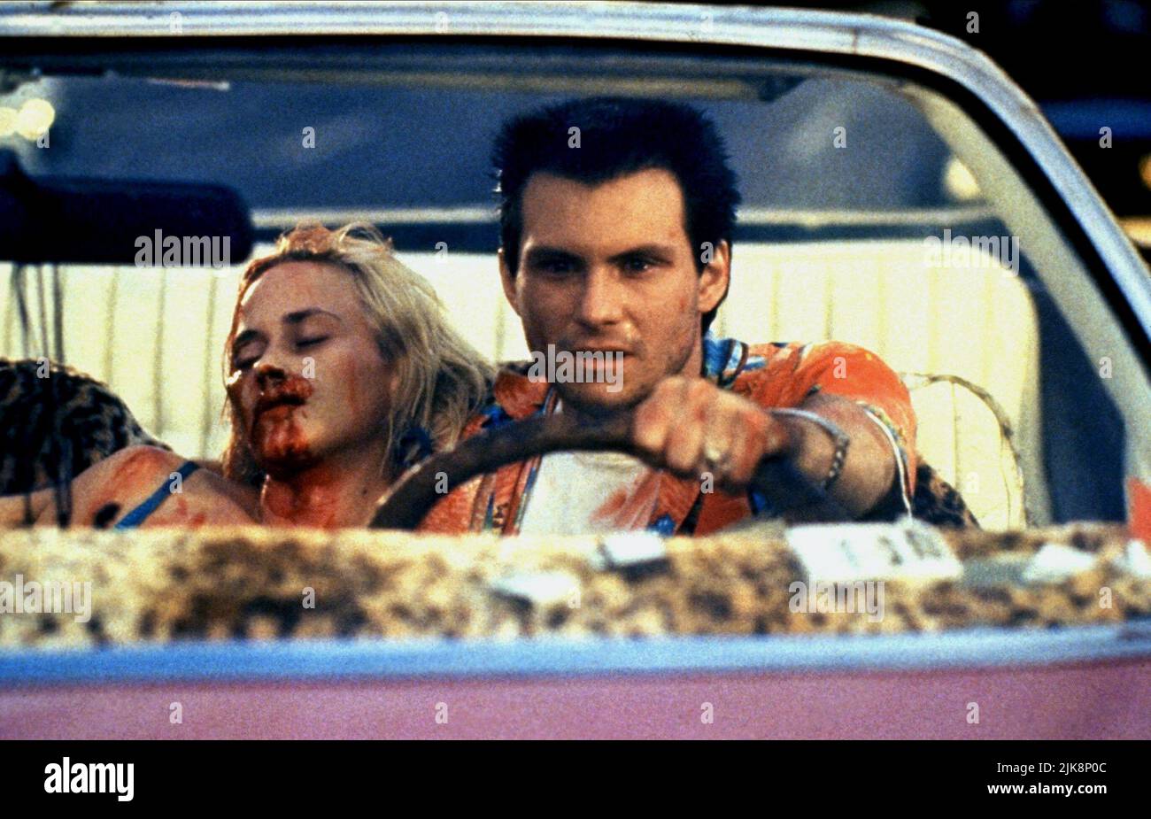 Patricia Arquette & Christian Slater Film True Romance (USA/FR 1993) Charaktere: Alabama Whitman & Clarence Worley Regie: Tony Scott 10. September 1993 **WARNUNG** dieses Foto ist nur für redaktionelle Zwecke bestimmt und urheberrechtlich geschützt von WARNER BROS. Und/oder dem von der Film- oder Produktionsgesellschaft beauftragten Fotografen und dürfen nur durch Veröffentlichungen in Verbindung mit der Werbung für den oben genannten Film reproduziert werden. Eine obligatorische Gutschrift an WARNER BROS. Ist erforderlich. Der Fotograf sollte ebenfalls angerechnet werden, wenn er bekannt ist. Ohne schriftliche Genehmigung der Film Company kann keine kommerzielle Nutzung gewährt werden. Stockfoto