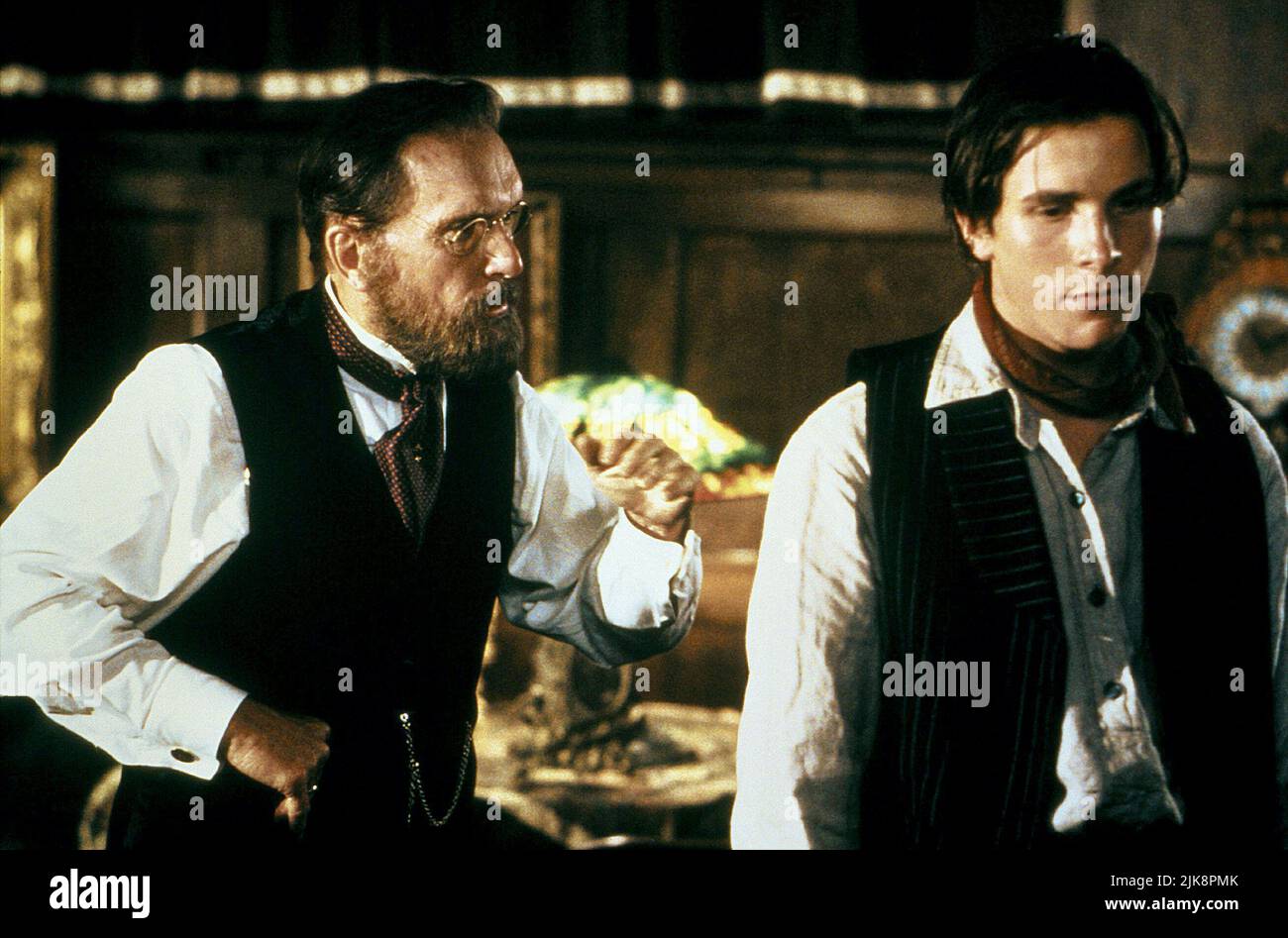 Robert Duvall & Christian Bale Film: Newsies; The News Boys (USA 1992) Charaktere: Joseph Pulitzer & Jack 'Cowboy' Kelly Regie: Kenny Ortega 08. April 1992 **WARNUNG** Dieses Foto ist nur für redaktionelle Zwecke bestimmt und unterliegt dem Copyright von WALT DISNEY BILDERN und/oder dem Fotografen, der von der Film- oder Produktionsfirma beauftragt wurde und darf nur durch Publikationen im Zusammenhang mit der Bewerbung des oben genannten Films reproduziert werden. Eine obligatorische Gutschrift für BILDER VON WALT DISNEY ist erforderlich. Der Fotograf sollte auch bei Bekanntwerden des Fotos gutgeschrieben werden. Eine kommerzielle Nutzung kann ohne schriftliche Genehmigung des nicht gewährt werden Stockfoto