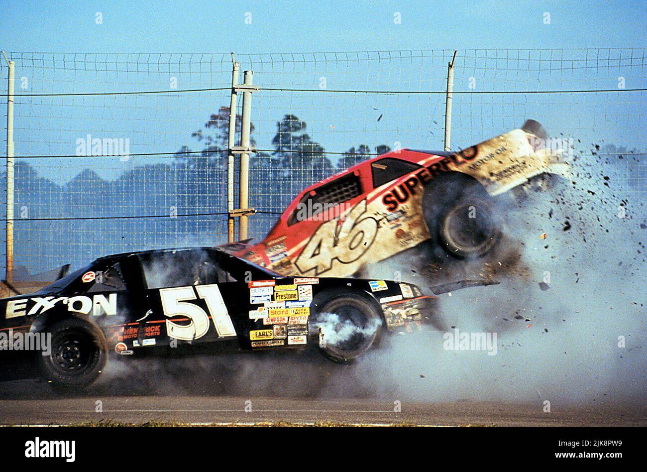 Car Crash Scene Film: Days of Thunder (USA 1990) Regie: Tony Scott 27 June 1990 **WARNUNG** Dieses Foto ist nur für redaktionelle Zwecke bestimmt und unterliegt dem Copyright von PARAMOUNT und/oder des Fotografen, der von der Film- oder Produktionsfirma beauftragt wurde und darf nur von Publikationen im Zusammenhang mit der Bewerbung des oben genannten Films reproduziert werden. Eine obligatorische Gutschrift an PARAMOUNT ist erforderlich. Der Fotograf sollte auch bei Bekanntwerden des Fotos gutgeschrieben werden. Ohne schriftliche Genehmigung der Film Company kann keine kommerzielle Nutzung gewährt werden. Stockfoto