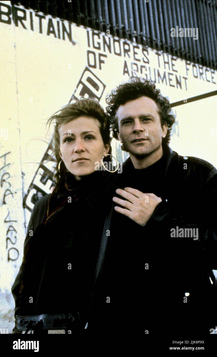 Frances Mcdormand, Brad Dourif Film Hidden Agenda (1990) Charaktere: Ingrid Jessner, Paul Sullivan Regie: Ken Loach 11. September 1990 **WARNUNG** dieses Foto ist nur für redaktionelle Zwecke bestimmt und unterliegt dem Urheberrecht der INITIAL und/oder des Fotografen, der von der Film- oder Produktionsgesellschaft zugewiesen wurde, und kann nur durch Veröffentlichungen in Verbindung mit der Promotion des obigen Films reproduziert werden. Es ist eine obligatorische Gutschrift bis INITIAL erforderlich. Der Fotograf sollte ebenfalls angerechnet werden, wenn er bekannt ist. Ohne schriftliche Genehmigung der Film Company kann keine kommerzielle Nutzung gewährt werden. Stockfoto