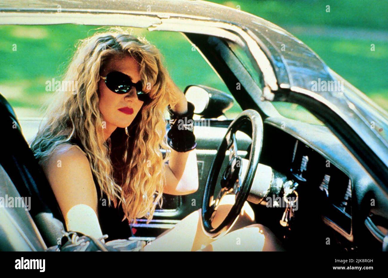 Laura dern Film: Wild at Heart (USA 1990) Charaktere: Lula Fortune / Literaturverfilmung (nach dem Buch von Barry Gifford) Regie: David Lynch 19 May 1990 **WARNUNG** Dieses Foto ist nur für den redaktionellen Gebrauch bestimmt und unterliegt dem Copyright von POLYGRAM FILMUNTERHALTUNG und/oder dem Fotografen, der von der Film- oder Produktionsfirma beauftragt wurde und kann nur durch Publikationen im Zusammenhang mit der Bewerbung des oben genannten Films reproduziert werden. Eine obligatorische Gutschrift für DIE VON POLYGRAM GEFILMTE UNTERHALTUNG ist erforderlich. Der Fotograf sollte auch bei Bekanntwerden des Fotos gutgeschrieben werden. Ohne schriftliche Genehmigung kann keine kommerzielle Nutzung gewährt werden Stockfoto