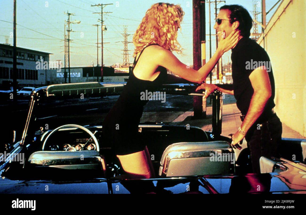 Laura dern & Nicolas Cage Film: Wild at Heart (USA 1990) Charaktere: Lula Fortune & Sailor Ripley / 1965 Ford Thunderbird / Literaturverfilmung (nach dem Buch von Barry Gifford) Regie: David Lynch 19 May 1990 **WARNUNG** Dieses Foto ist nur für den redaktionellen Gebrauch bestimmt und unterliegt dem Copyright von POLYGRAM FILMUNTERHALTUNG und/oder dem Fotografen, der von der Film- oder Produktionsfirma beauftragt wurde und kann nur durch Publikationen im Zusammenhang mit der Bewerbung des oben genannten Films reproduziert werden. Eine obligatorische Gutschrift für DIE VON POLYGRAM GEFILMTE UNTERHALTUNG ist erforderlich. Der Fotograf sollte auch bei der Gutschrift berücksichtigt werden Stockfoto