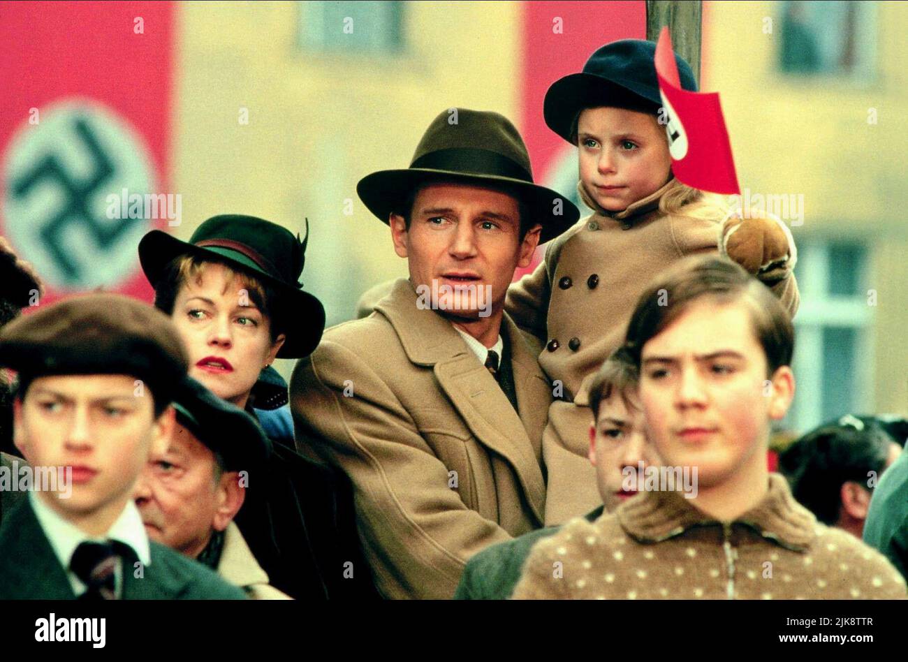 Melanie Griffith & Liam Neeson Film Shining Through (1992) Charaktere: Linda Voss & Franze-Otto Dietrich Regie: David Seltzer 31. Januar 1992 **WARNUNG** dieses Foto ist nur für redaktionelle Zwecke bestimmt und unterliegt dem Copyright von 20 CENTURY FOX und/oder dem Fotografen, der von der Film or Production Company zugewiesen wurde. Eine obligatorische Gutschrift für 20 CENTURY FOX ist erforderlich. Der Fotograf sollte ebenfalls angerechnet werden, wenn er bekannt ist. Ohne schriftliche Genehmigung der Film Company kann keine kommerzielle Nutzung gewährt werden. Stockfoto