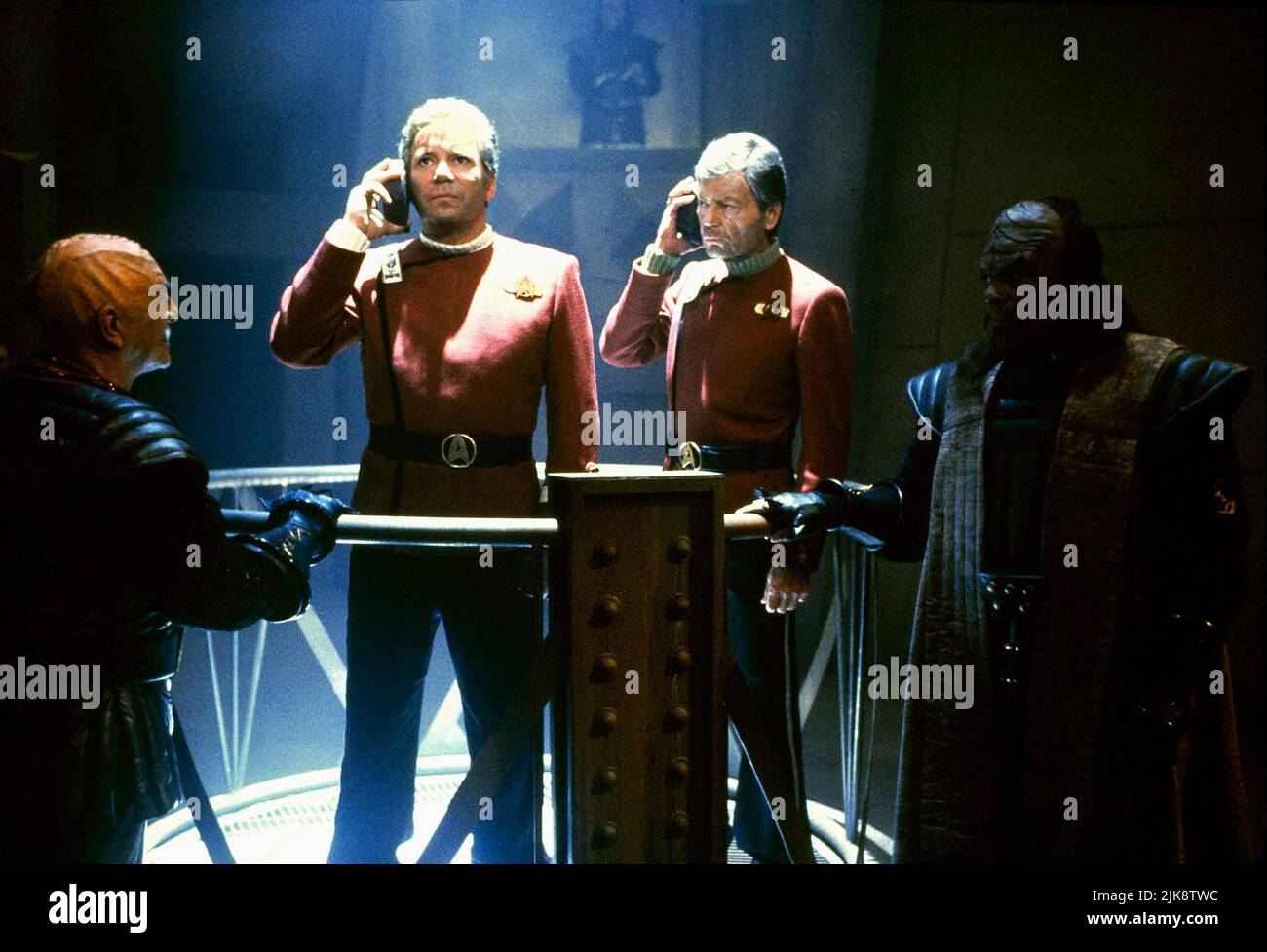 Christopher Plummer, William Shatner, DeForest Kelley Film: Star Trek VI: The Undiscovered Country (USA 1989) Charaktere: General Chang,Captain James T. Kirk,Dr. Leonard Director: Nicholy Meyer 03 December 1991 **WARNUNG** Dieses Foto ist nur für redaktionelle Verwendung bestimmt und unterliegt dem Copyright von PARAMOUNT PICTURES und/oder des Fotografen, der von der Film- oder Produktionsfirma beauftragt wurde und darf nur von Publikationen im Zusammenhang mit der Bewerbung des oben genannten Films reproduziert werden. Eine obligatorische Gutschrift für PARAMOUNT-BILDER ist erforderlich. Der Fotograf sollte auch bei Bekanntwerden des Fotos gutgeschrieben werden. Keine kommerzielle Nutzung Stockfoto