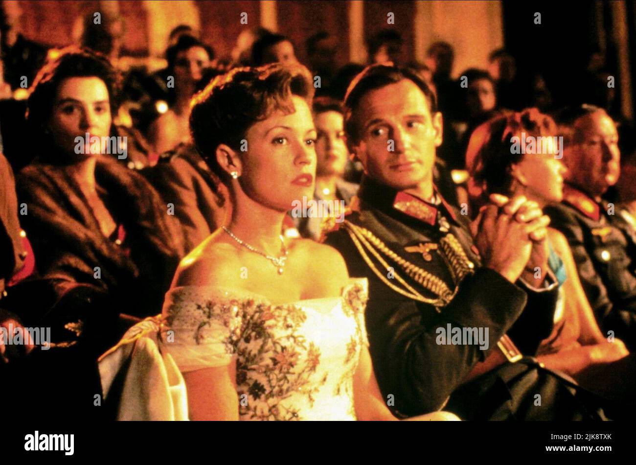 Melanie Griffith & Liam Neeson Film Shining Through (1992) Charaktere: Linda Voss & Franze-Otto Dietrich Regie: David Seltzer 31. Januar 1992 **WARNUNG** dieses Foto ist nur für redaktionelle Zwecke bestimmt und unterliegt dem Copyright von 20 CENTURY FOX und/oder dem Fotografen, der von der Film or Production Company zugewiesen wurde. Eine obligatorische Gutschrift für 20 CENTURY FOX ist erforderlich. Der Fotograf sollte ebenfalls angerechnet werden, wenn er bekannt ist. Ohne schriftliche Genehmigung der Film Company kann keine kommerzielle Nutzung gewährt werden. Stockfoto