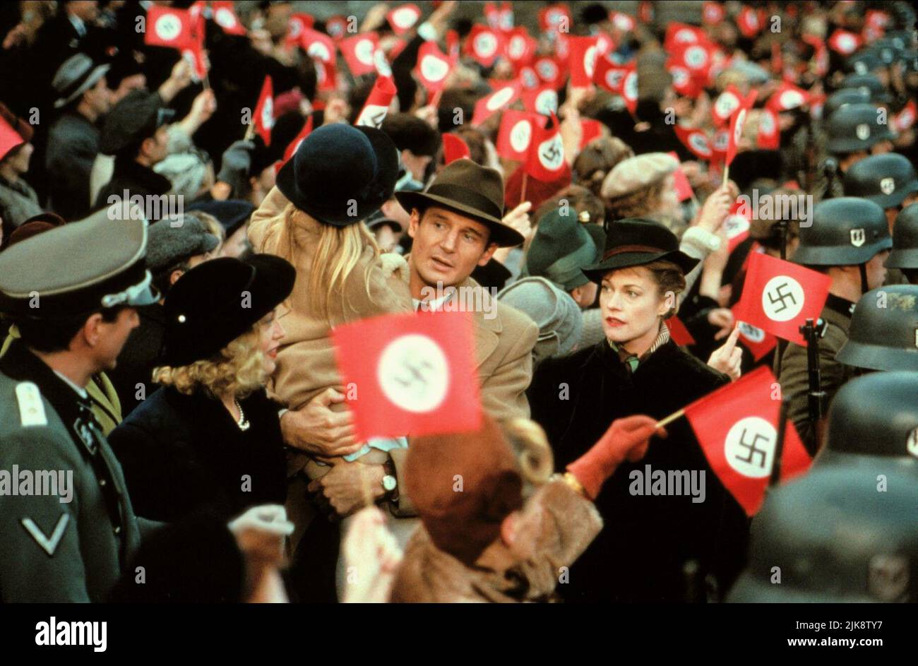 Liam Neeson & Melanie Griffith Film Shining Through (1992) Charaktere: Franze-Otto Dietrich & Linda Voss Regie: David Seltzer 31 Januar 1992 **WARNUNG** dieses Foto ist nur für redaktionelle Zwecke bestimmt und unterliegt dem Copyright von 20 CENTURY FOX und/oder dem Fotografen, der von der Film- oder Produktionsgesellschaft beauftragt wurde. Es kann nur durch Veröffentlichungen in Verbindung mit der Werbung für den oben genannten Film reproduziert werden. Eine obligatorische Gutschrift für 20 CENTURY FOX ist erforderlich. Der Fotograf sollte ebenfalls angerechnet werden, wenn er bekannt ist. Ohne schriftliche Genehmigung der Film Company kann keine kommerzielle Nutzung gewährt werden. Stockfoto