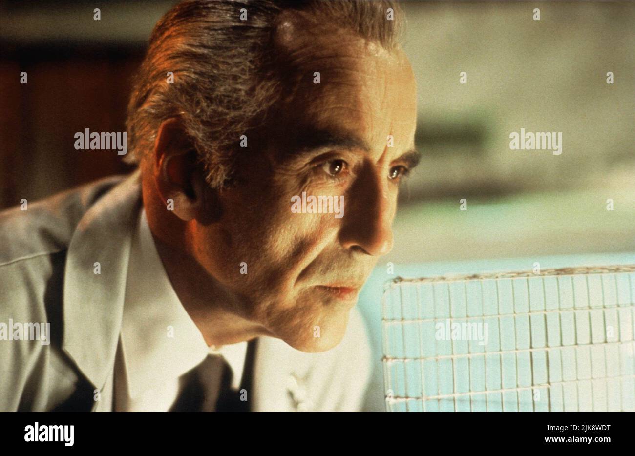 Christopher Lee Film Gremlins 2: The New Batch (USA 1990) Regie: Joe Dante 15. Juni 1990 **WARNUNG** dieses Foto ist nur für redaktionelle Zwecke bestimmt und ist urheberrechtlich geschützt von WARNER BROS. Und/oder dem von der Film- oder Produktionsgesellschaft beauftragten Fotografen und dürfen nur durch Veröffentlichungen in Verbindung mit der Werbung für den oben genannten Film reproduziert werden. Eine obligatorische Gutschrift an WARNER BROS. Ist erforderlich. Der Fotograf sollte ebenfalls angerechnet werden, wenn er bekannt ist. Ohne schriftliche Genehmigung der Film Company kann keine kommerzielle Nutzung gewährt werden. Stockfoto