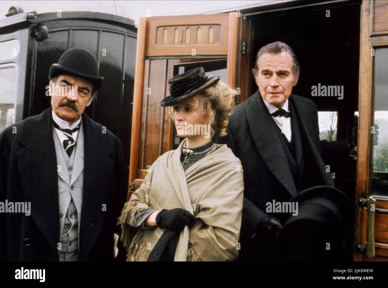 Richard Johnson, Susannah Harker & Charlton Heston Film: Sherlock Holmes: The Crucifer Of Blood (1994) Charaktere: Dr. Watson,Irene St. Claire & Sherlock Holmes Regie: Fraser Clarke Heston 04 November 1991 **WARNUNG** Dieses Foto ist nur für den redaktionellen Gebrauch bestimmt und unterliegt dem Copyright von BRITISH LION und/oder des Fotografen, der von The Film or Production Company beauftragt wurde, und kann nur von Publikationen im Zusammenhang mit der Bewerbung des oben genannten Films reproduziert werden. Eine obligatorische Gutschrift an BRITISH LION ist erforderlich. Der Fotograf sollte auch bei Bekanntwerden des Fotos gutgeschrieben werden. Eine kommerzielle Nutzung kann nicht gewährt werden Stockfoto