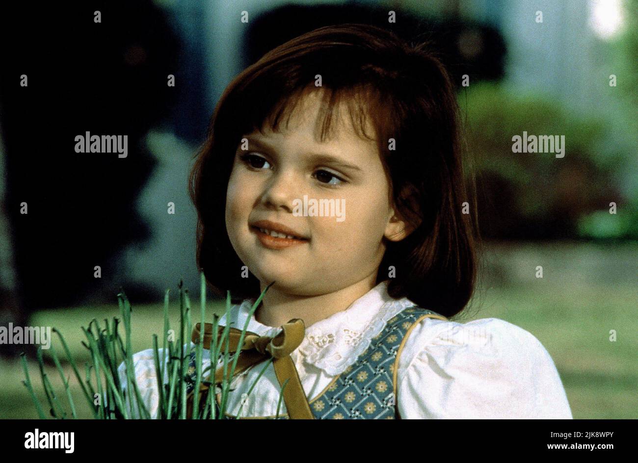 Brittany Ashton Holmes Film: The Little Rascals (1994) Charaktere: Darla Jean Hood Regie: Penelope Spheeris 05 August 1994 **WARNUNG** Dieses Foto ist nur für den redaktionellen Gebrauch bestimmt und unterliegt dem Copyright von UNIVERSAL und/oder dem Fotografen, der von der Film- oder Produktionsfirma beauftragt wurde und darf nur durch Publikationen im Zusammenhang mit der Bewerbung des oben genannten Films reproduziert werden. Eine obligatorische Gutschrift an UNIVERSAL ist erforderlich. Der Fotograf sollte auch bei Bekanntwerden des Fotos gutgeschrieben werden. Ohne schriftliche Genehmigung der Film Company kann keine kommerzielle Nutzung gewährt werden. Stockfoto