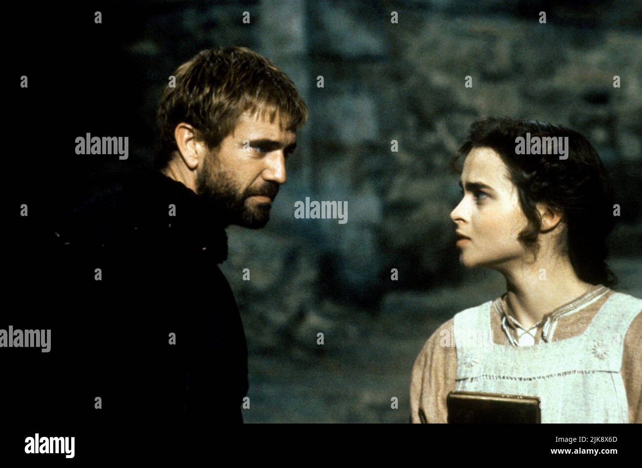 Mel Gibson & Helena Bonham Carter Film Hamlet (USA/UK/FR 1990) Charaktere: Hamlet & Ophelia Regie: Franco Zeffirelli 19. Dezember 1990 **WARNUNG** dieses Foto ist nur für redaktionelle Zwecke bestimmt und ist urheberrechtlich geschützt von WARNER BROS. Und/oder dem von der Film- oder Produktionsgesellschaft beauftragten Fotografen und dürfen nur durch Veröffentlichungen in Verbindung mit der Werbung für den oben genannten Film reproduziert werden. Eine obligatorische Gutschrift an WARNER BROS. Ist erforderlich. Der Fotograf sollte ebenfalls angerechnet werden, wenn er bekannt ist. Ohne schriftliche Genehmigung der Film Company kann keine kommerzielle Nutzung gewährt werden. Stockfoto