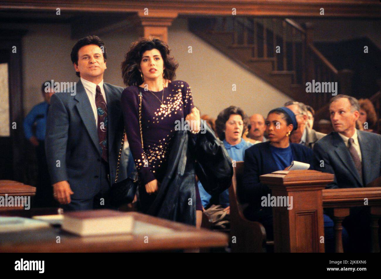 Joe Pesci & Marisa Tomei Film: My Cousin Vinny (1992) Charaktere: Vincent 'Vinny' Gambini & Mona Lisa Vito Regie: Jonathan Lynn 13 March 1992 **WARNUNG** Dieses Foto ist nur für den redaktionellen Gebrauch bestimmt und unterliegt dem Copyright von 20 CENTURY FOX und/oder des Fotografen, der von der Film- oder Produktionsfirma beauftragt wurde und darf nur durch Publikationen im Zusammenhang mit der Bewerbung des oben genannten Films reproduziert werden. Eine obligatorische Gutschrift an 20 CENTURY FOX ist erforderlich. Der Fotograf sollte auch bei Bekanntwerden des Fotos gutgeschrieben werden. Ohne schriftliche Genehmigung der Film Company kann keine kommerzielle Nutzung gewährt werden. Stockfoto